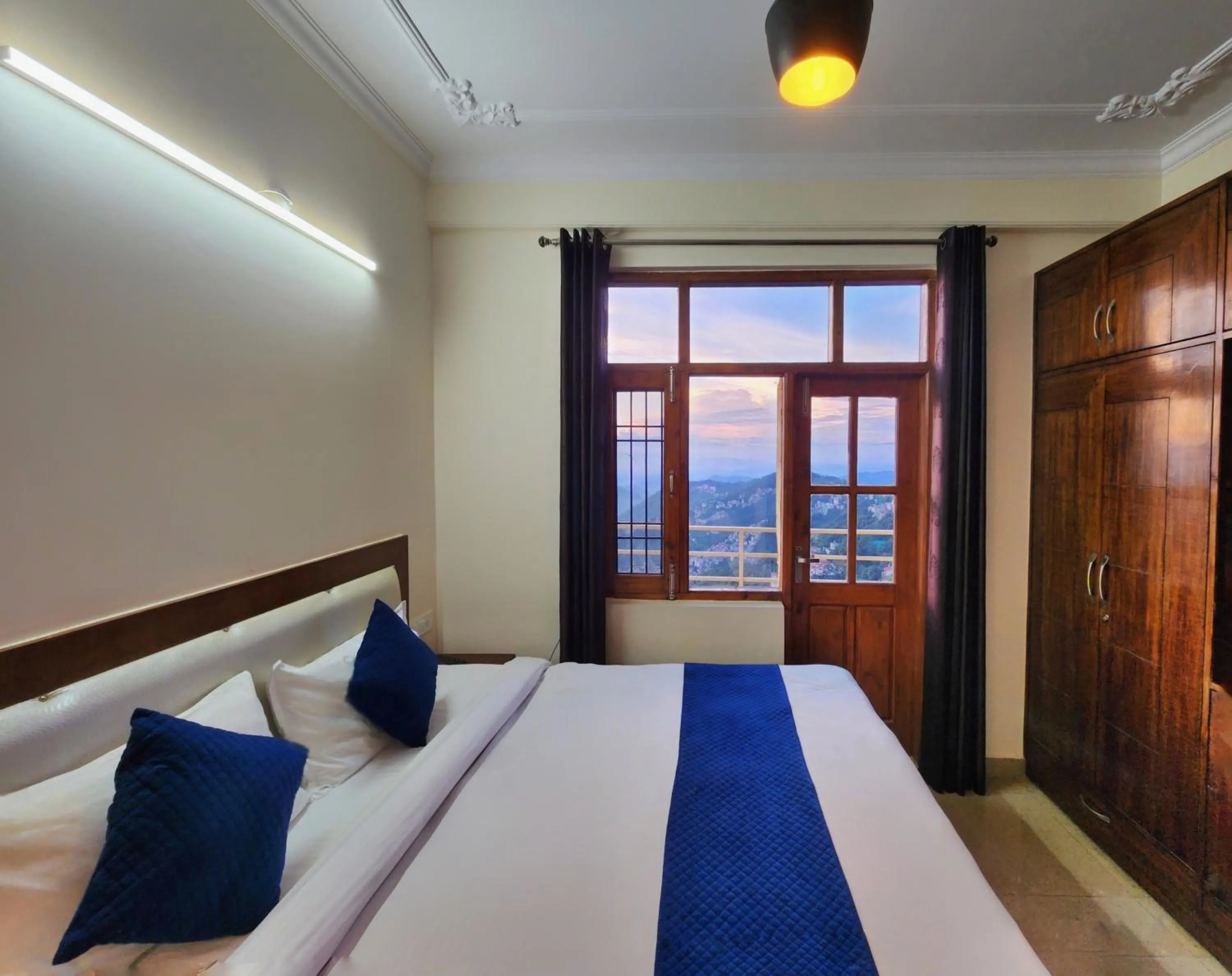 Bed in Florence B&B Near Mall Road - Amazing Valley View