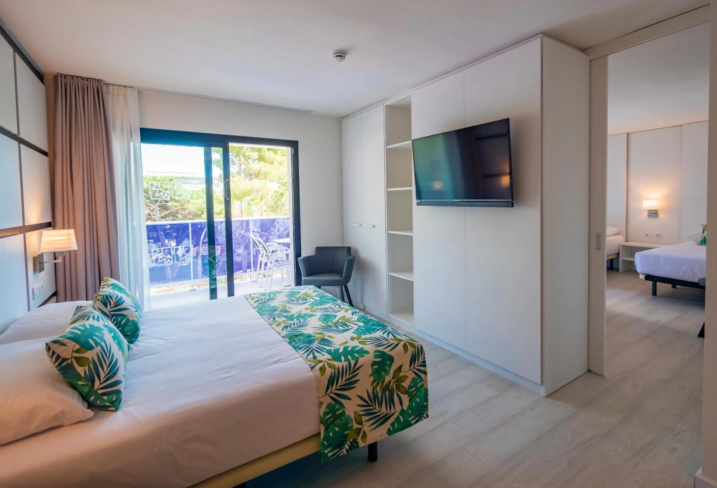 Photo of the whole room, Bed in Golden Port Salou & Spa