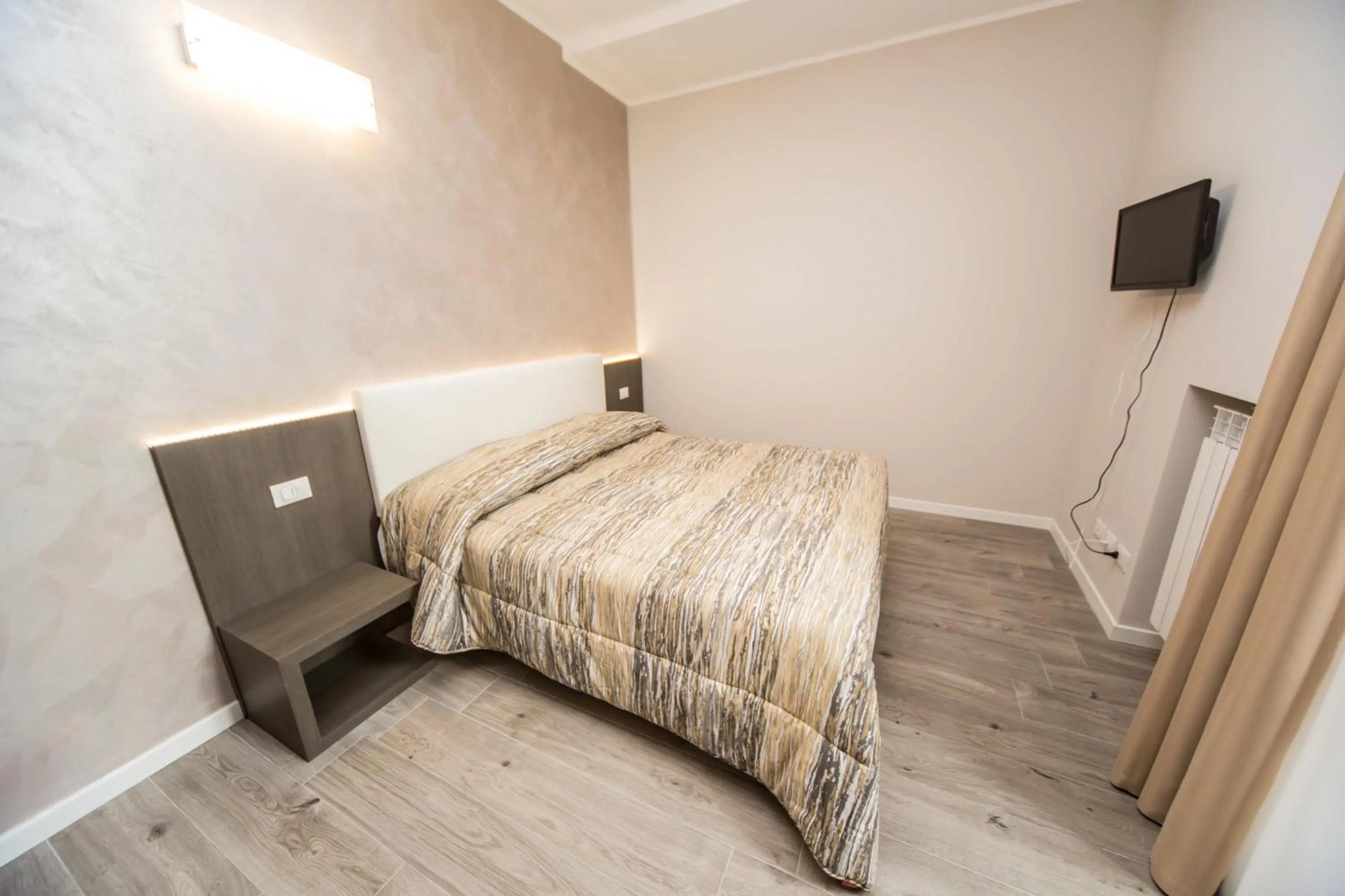 Photo of the whole room, Bed in B&B Corte sul Naviglio CIN I T 0 1 5 0 7 0 C 1 3 X U I L Q C V