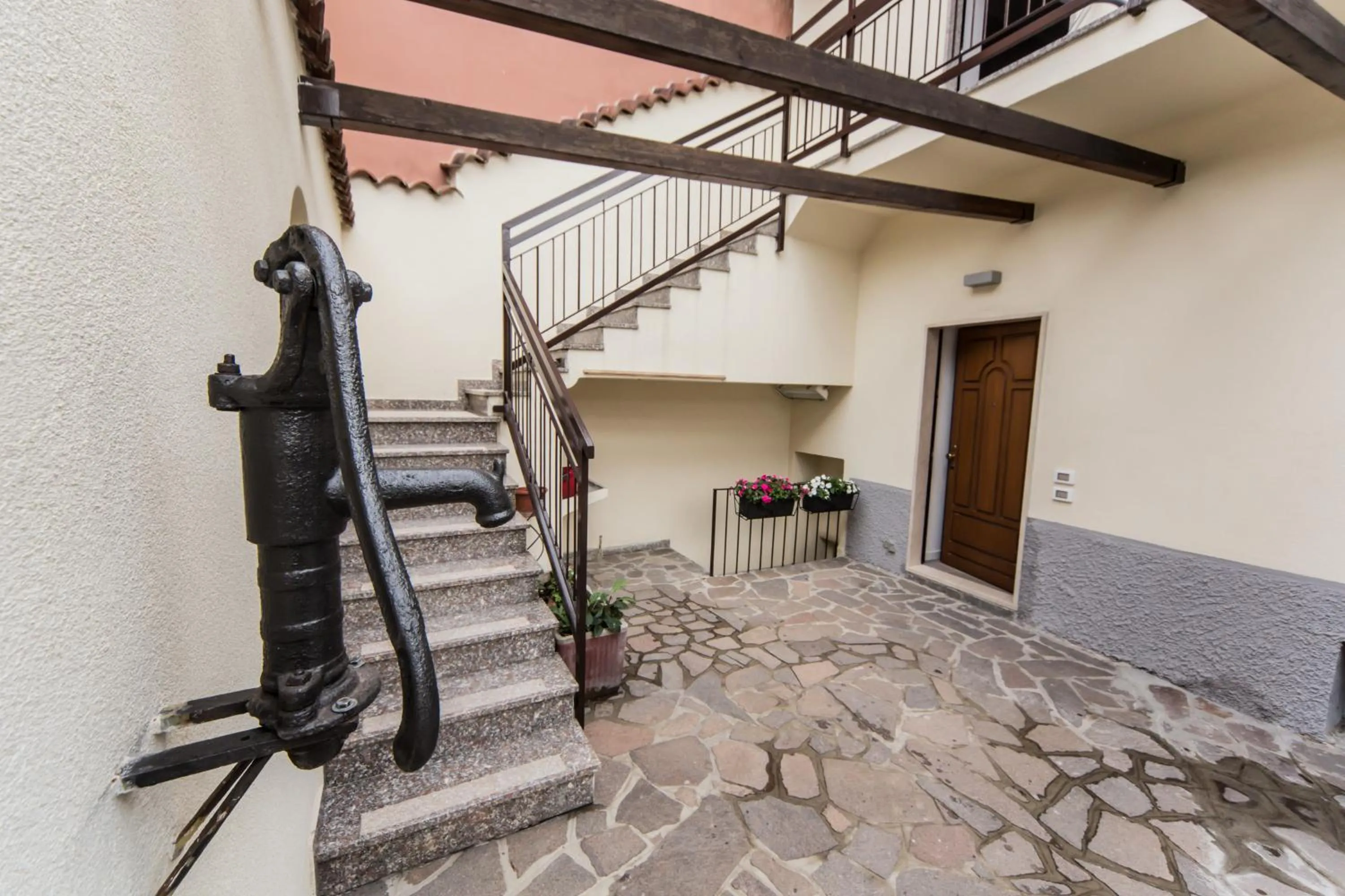Facade/entrance in B&B Corte sul Naviglio CIN I T 0 1 5 0 7 0 C 1 3 X U I L Q C V