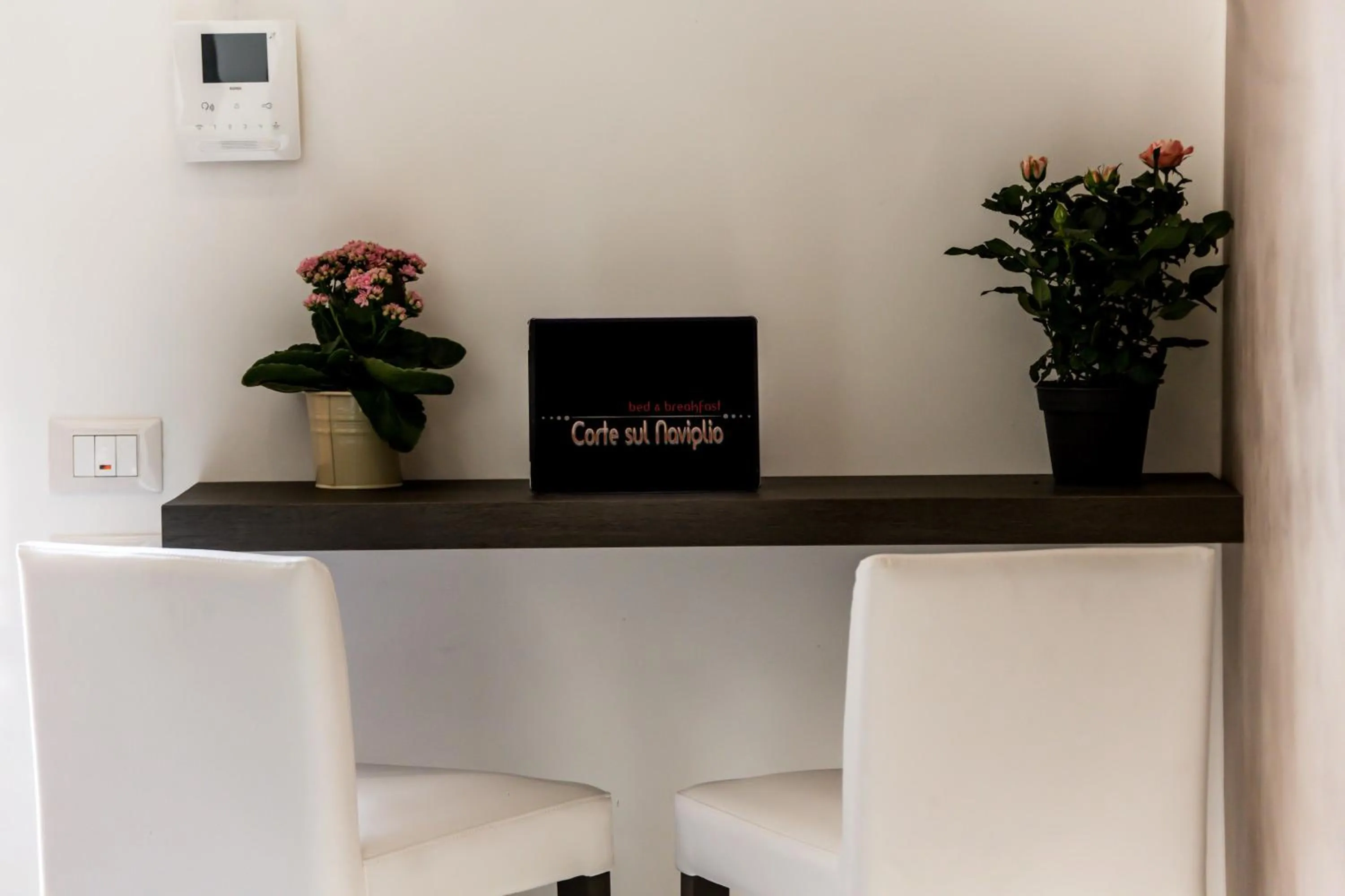 Decorative detail in B&B Corte sul Naviglio CIN I T 0 1 5 0 7 0 C 1 3 X U I L Q C V