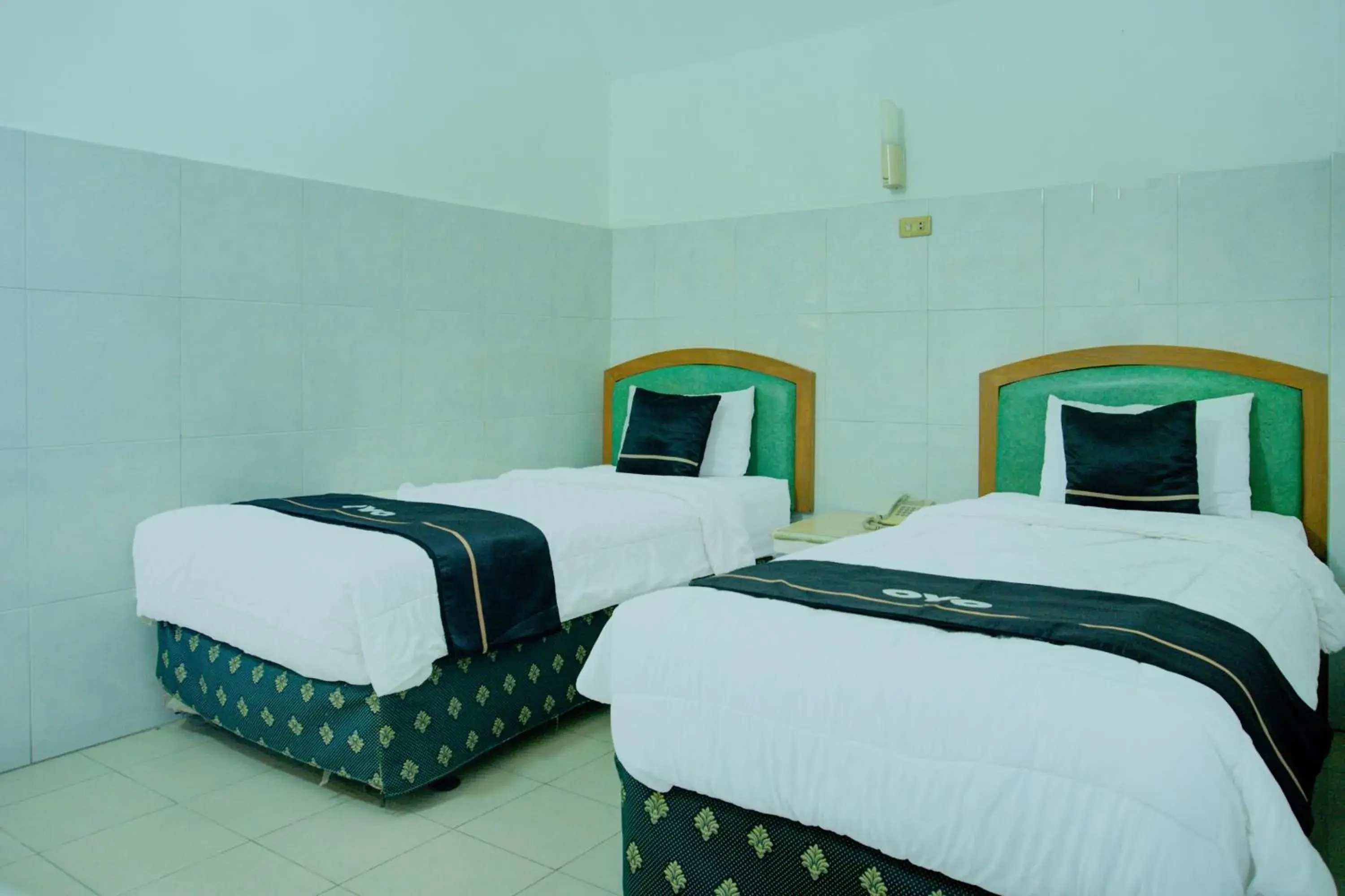 Standard Twin Room in Townhouse Oak Palembang Near Jembatan Ampera Formerly Azzura Hotel Standard Twin Room in Townhouse Oak Palembang Near Jembatan Ampera Formerly Azzura Hotel