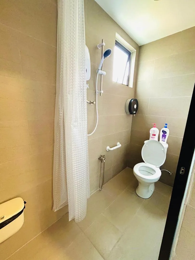 Shower in TwinTree Kelawai