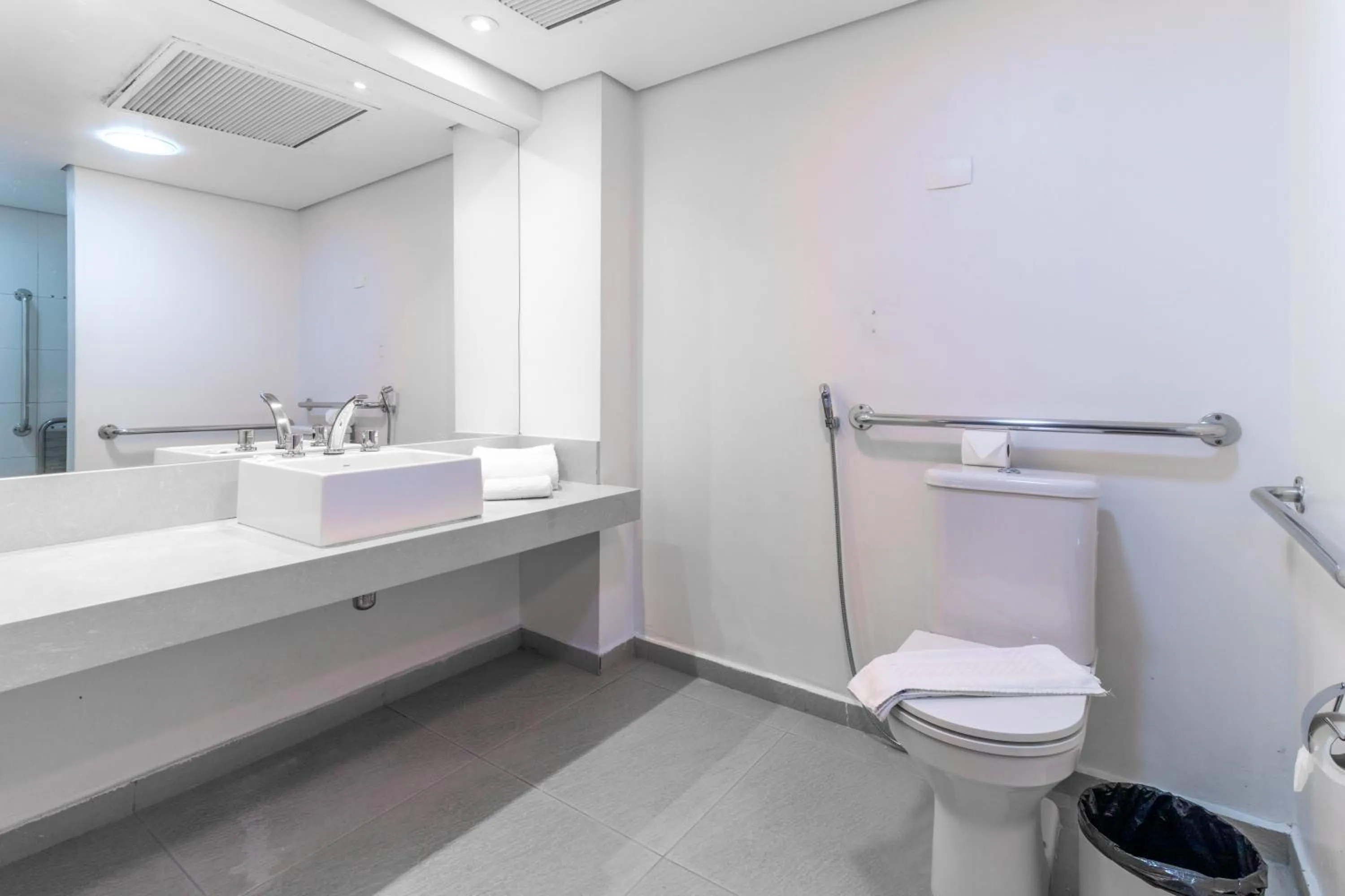 Toilet in Gran Villagio Hotel SP by Castelo Itaipava