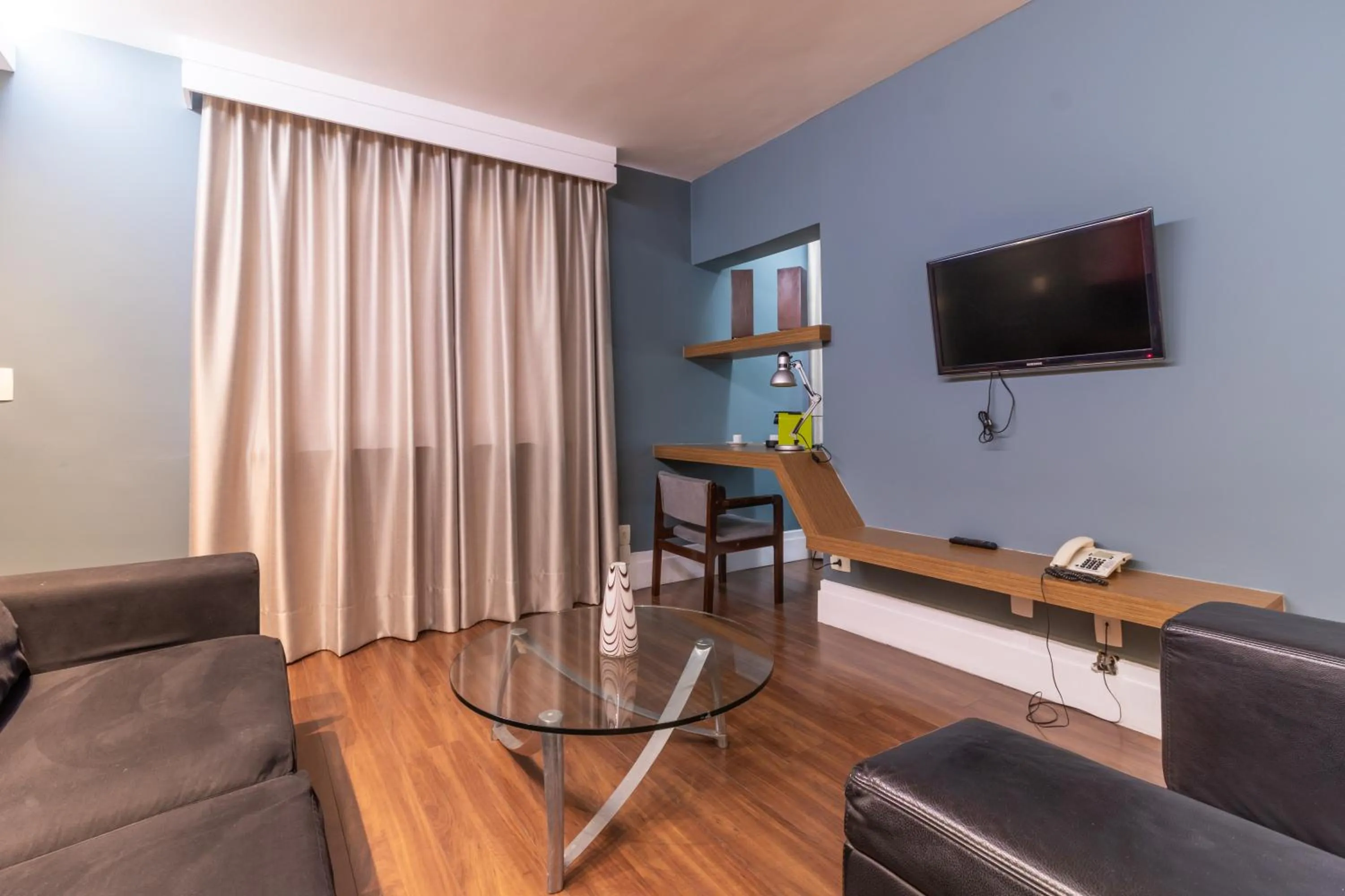 Communal lounge/ TV room in Gran Villagio Hotel SP by Castelo Itaipava