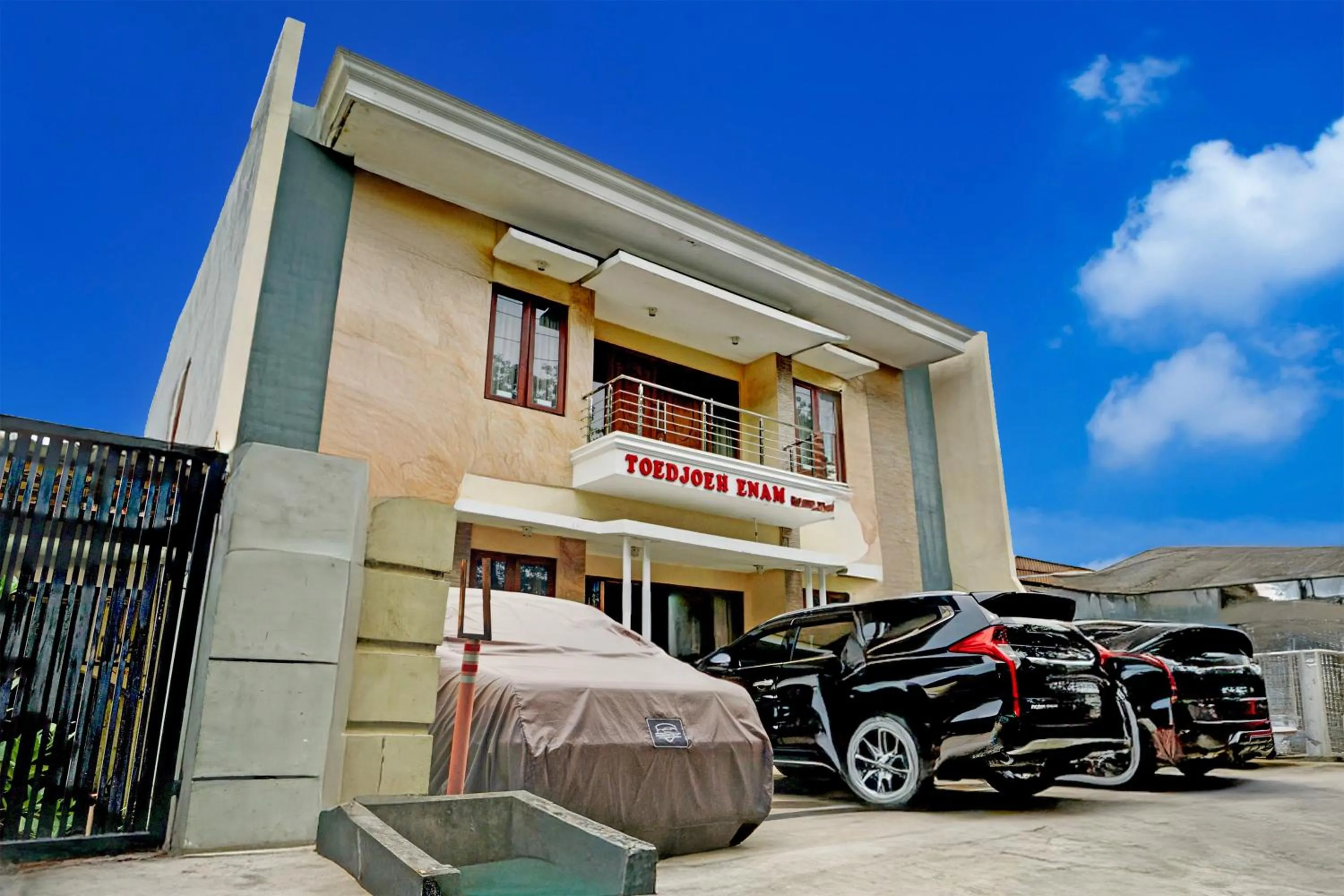 Facade/entrance in Hotel O 76 Gayungsari