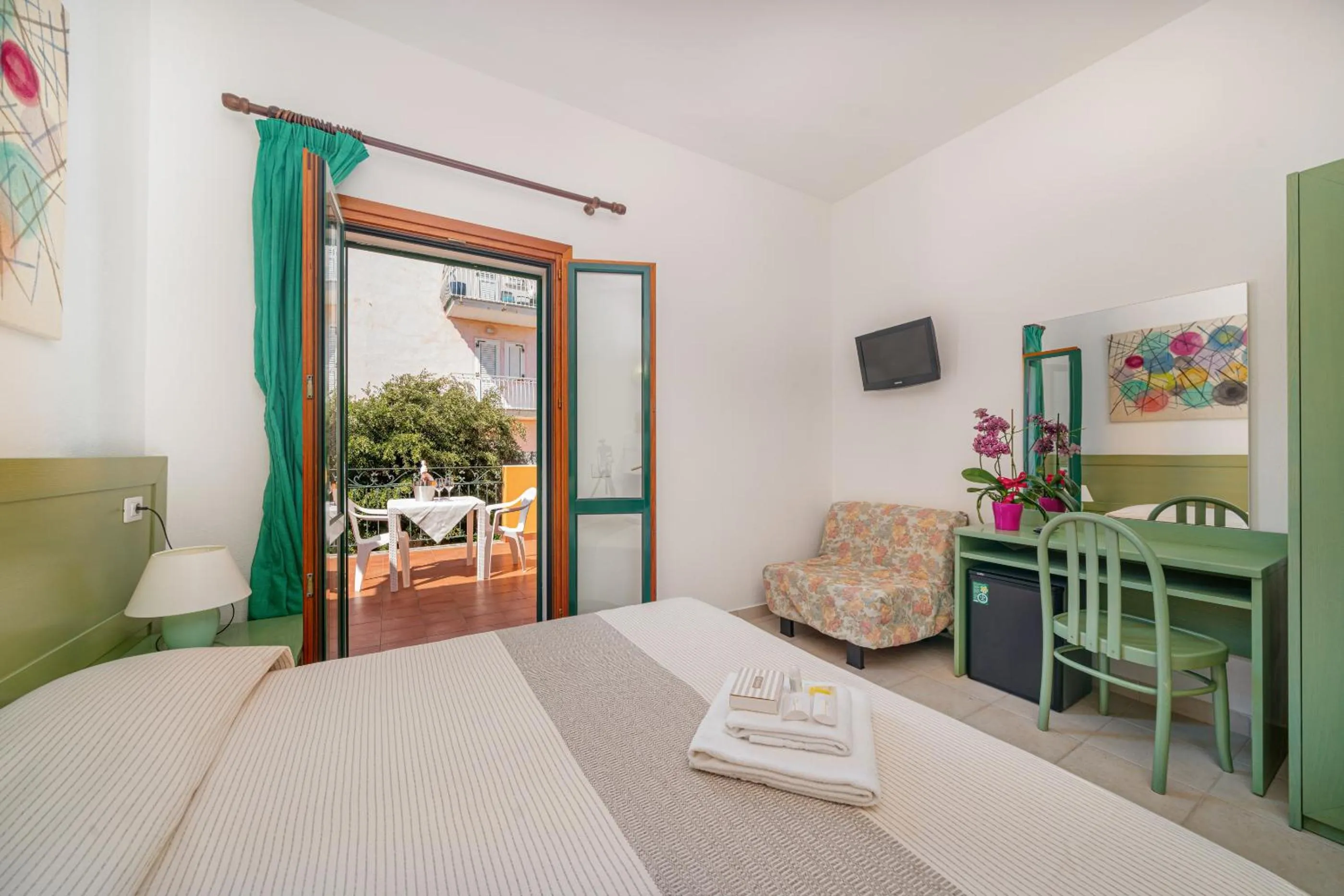 Balcony/Terrace, Bed in Hotel Marinaro