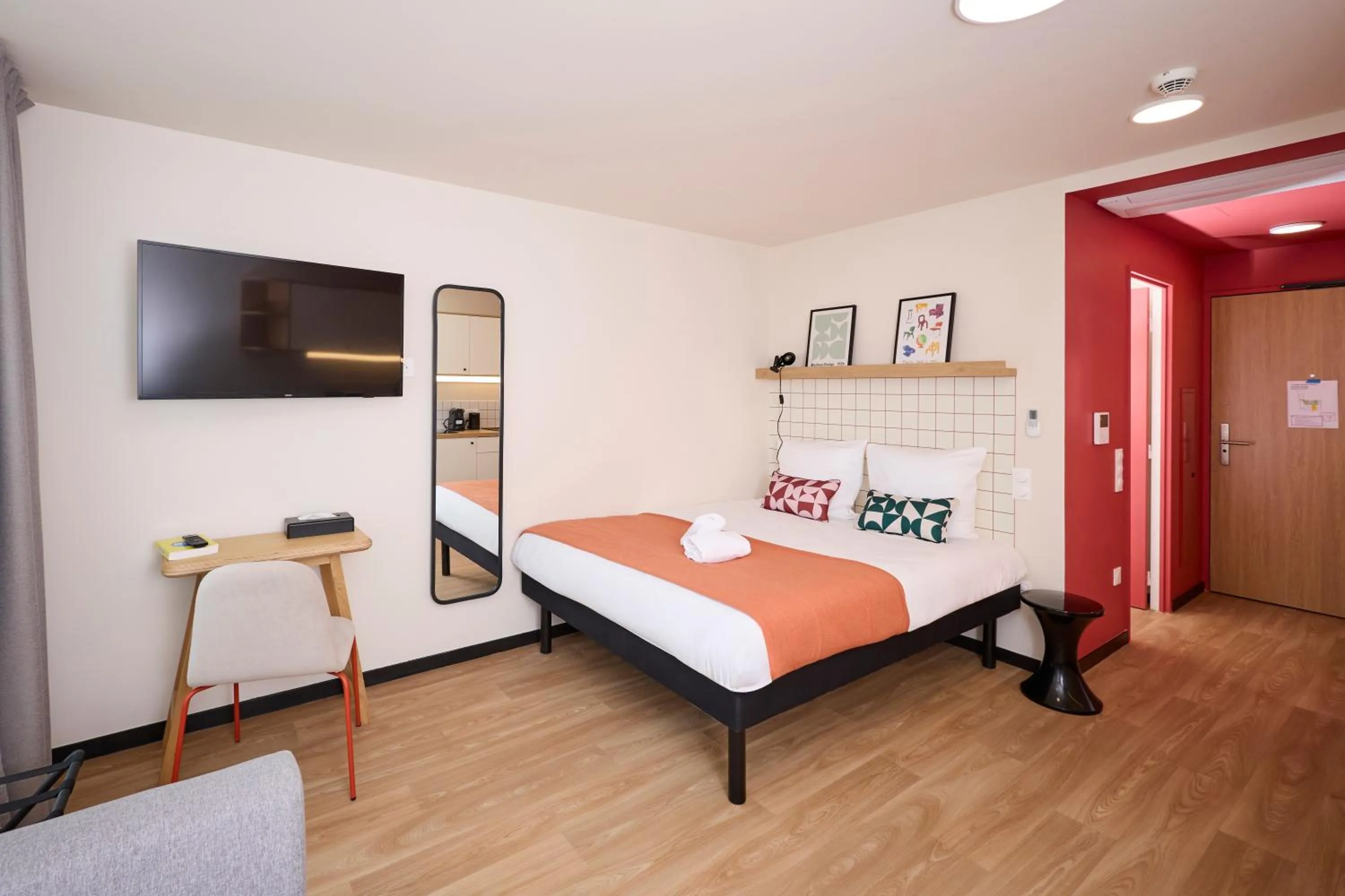 Bedroom, Bed in Hife Vélizy