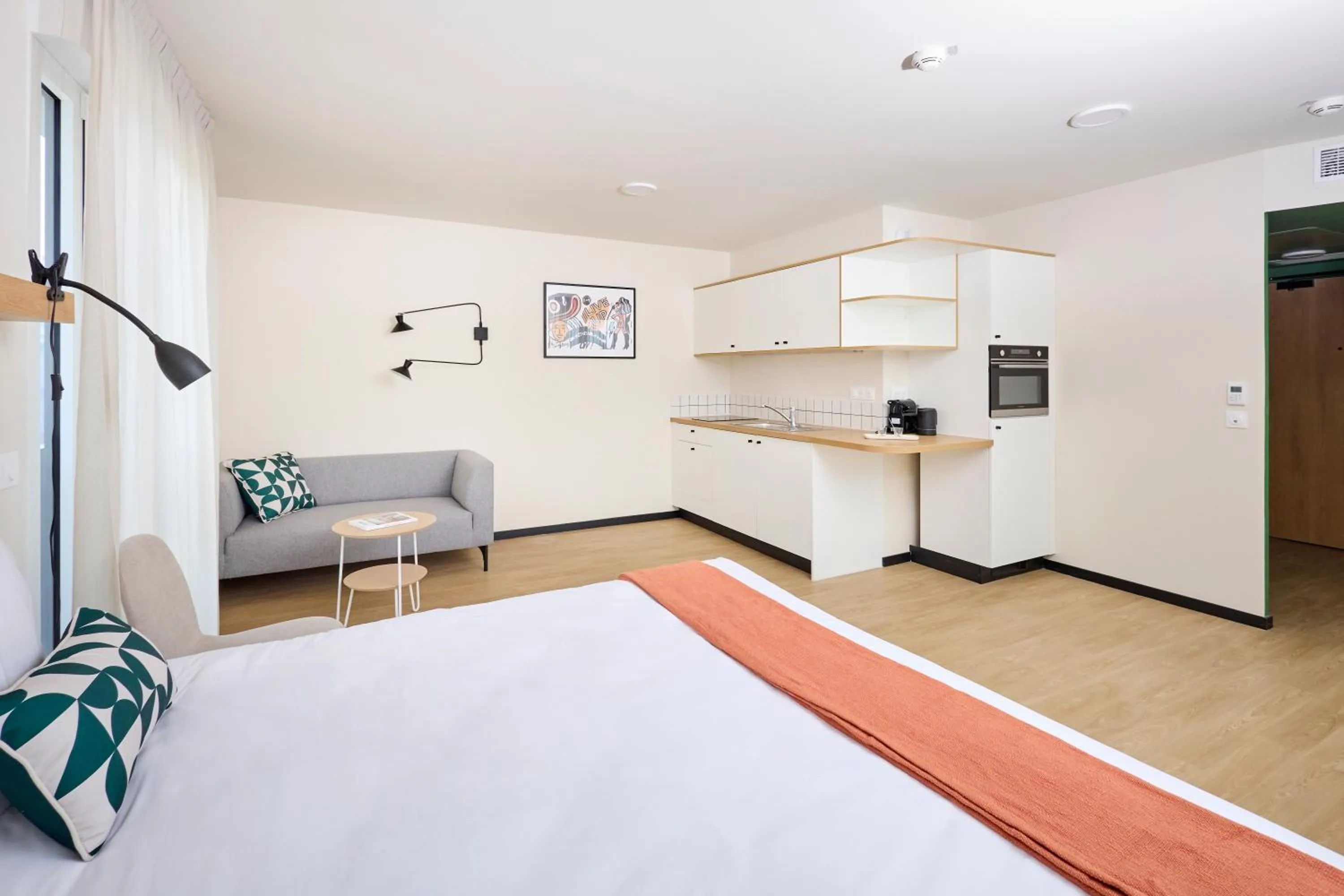 kitchen, Bed in Hife Bordeaux