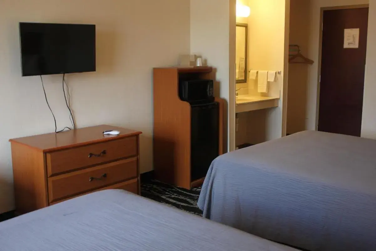 Standard Queen Room in Heritage Inn and Suites Standard Queen Room in Heritage Inn and Suites