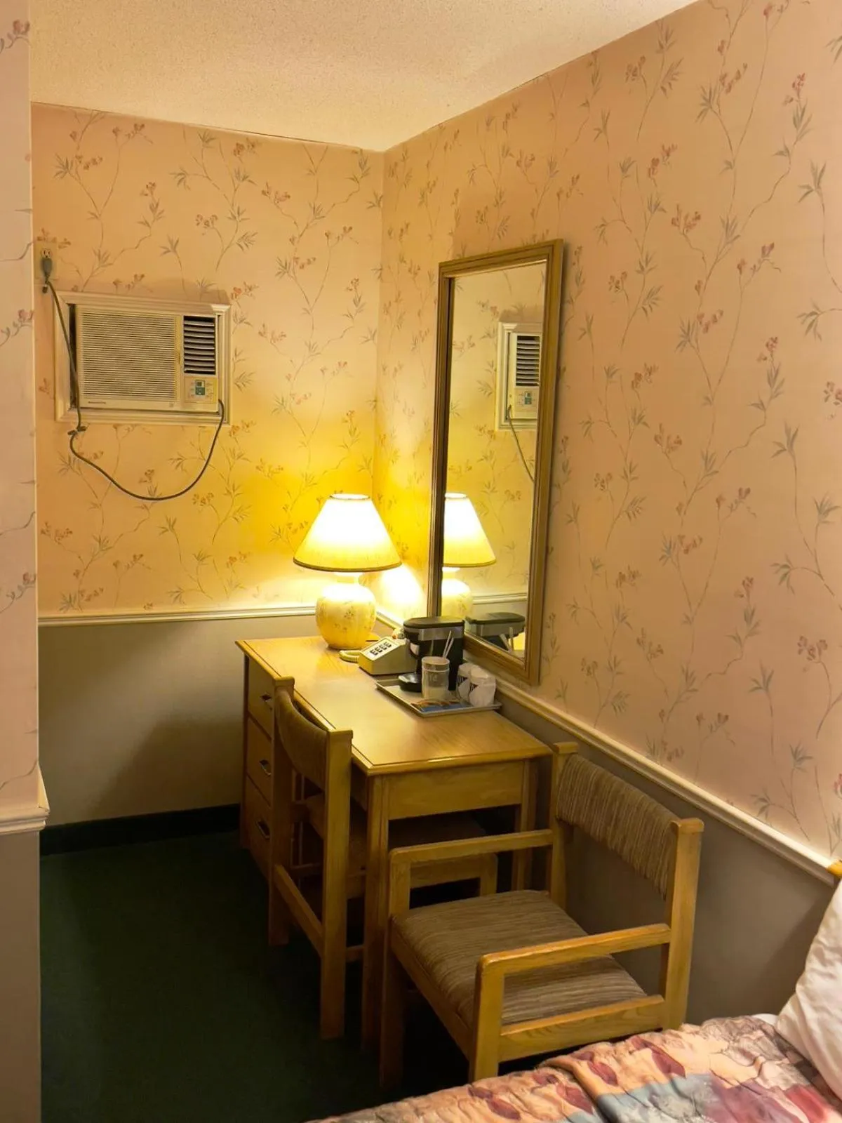 Seating area, Bed in Adams Motel