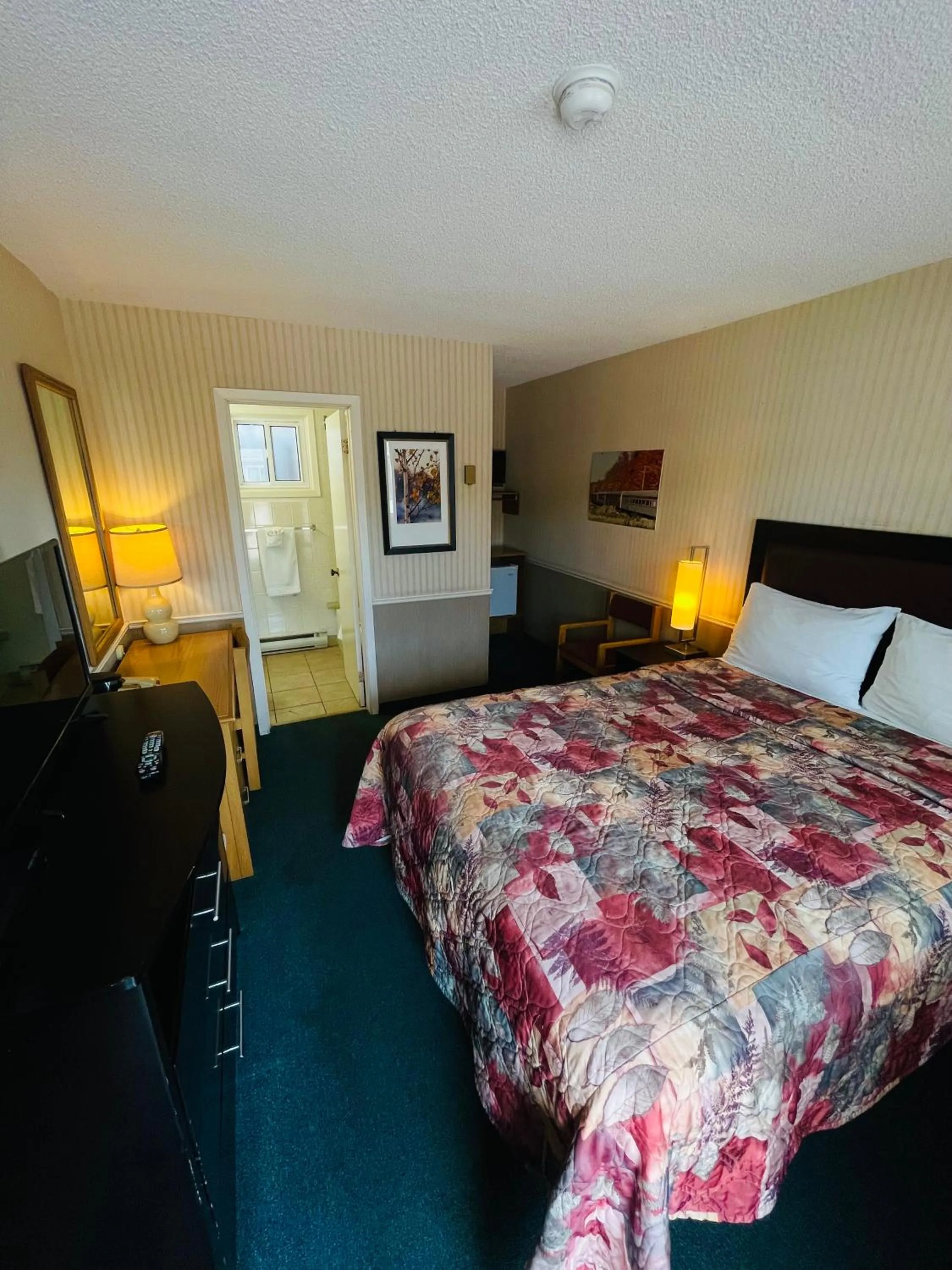 Photo of the whole room, Bed in Adams Motel