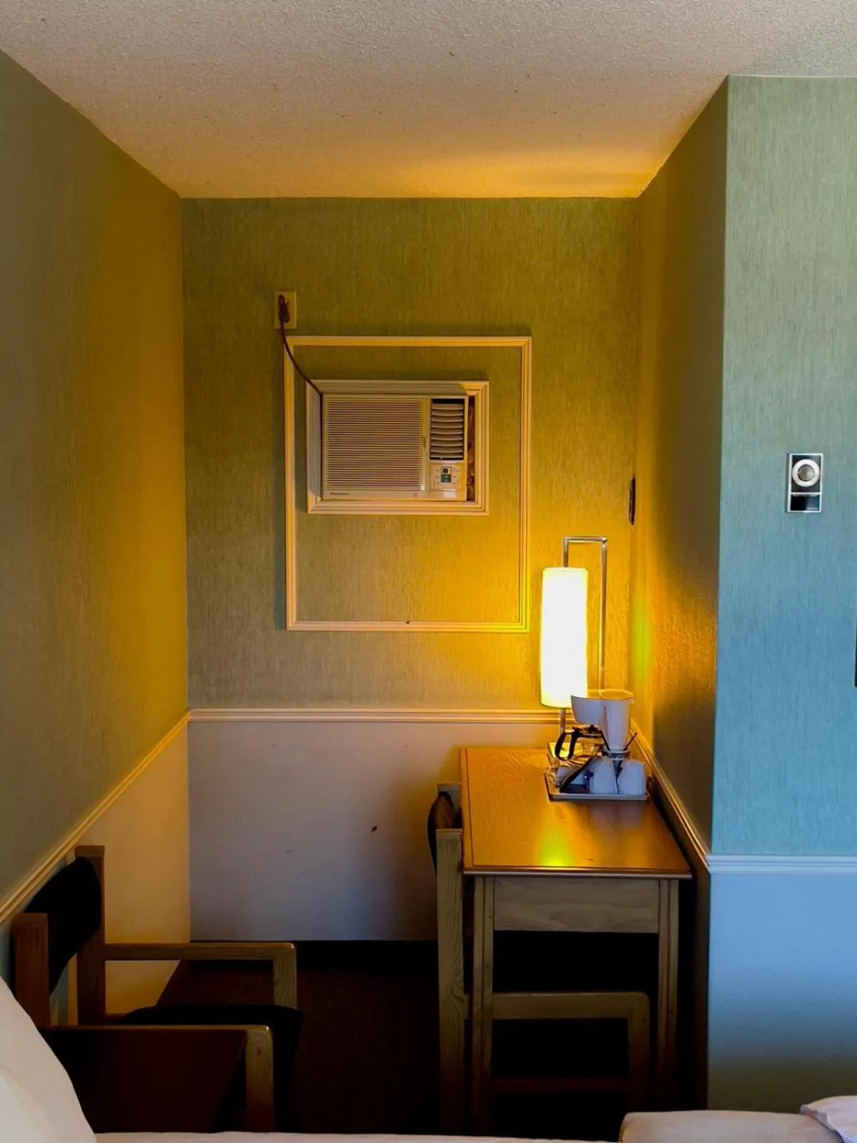 Seating area, Bed in Adams Motel