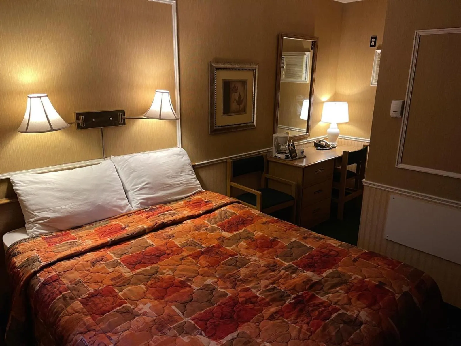 Photo of the whole room, Bed in Adams Motel