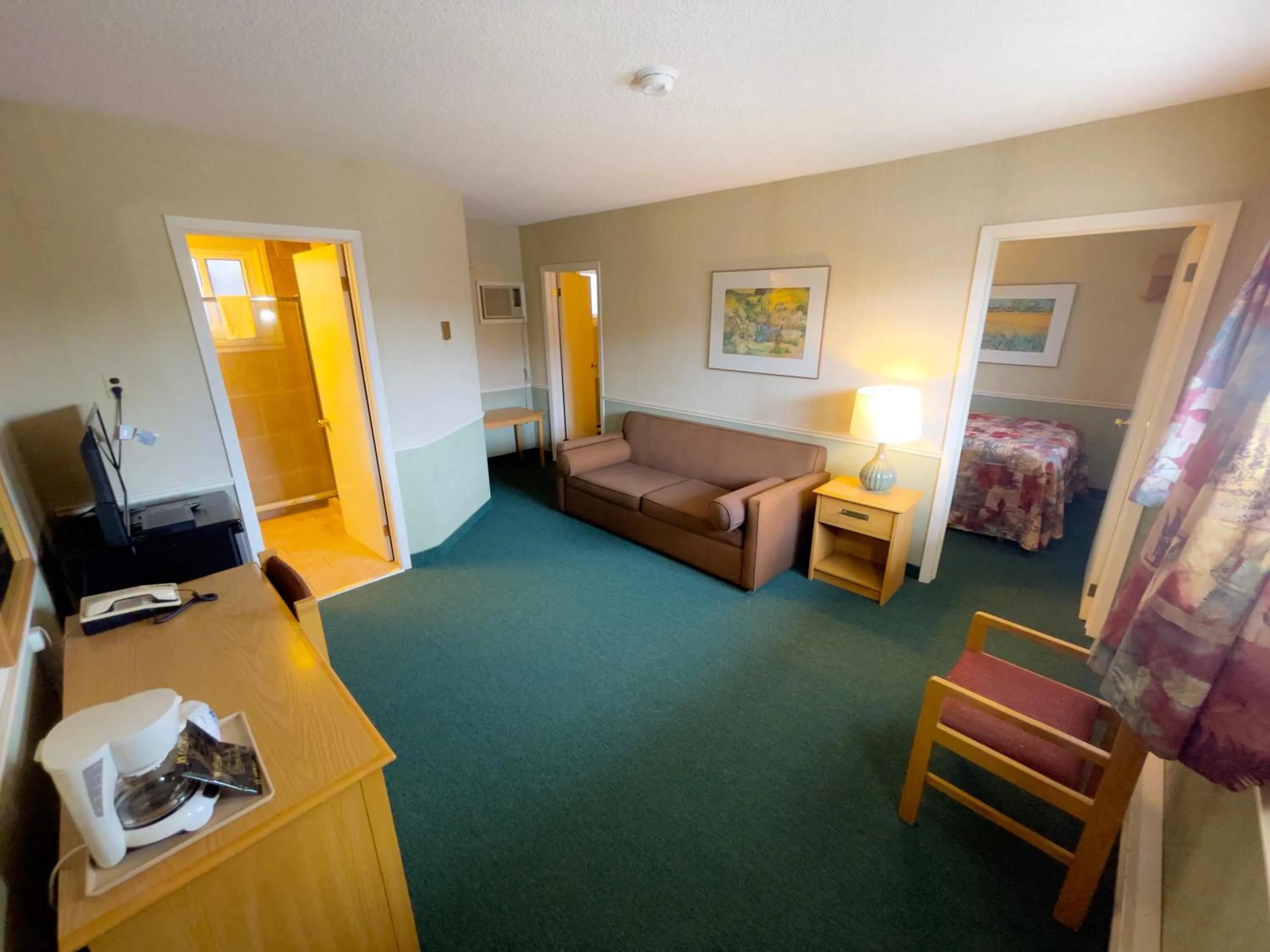 Living room, Bed in Adams Motel