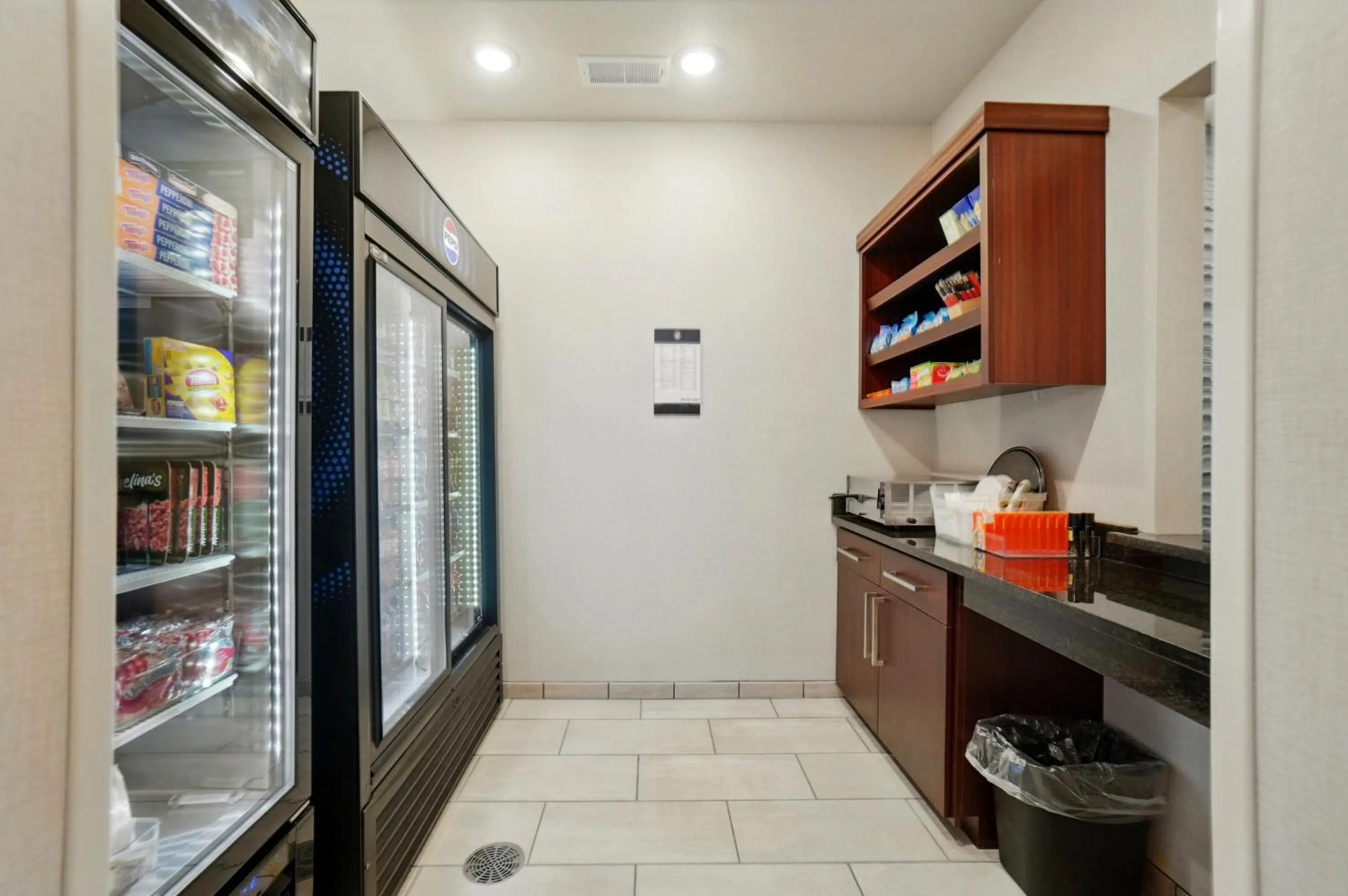 Food and drinks in Cobblestone Hotel & Suites - Eaton