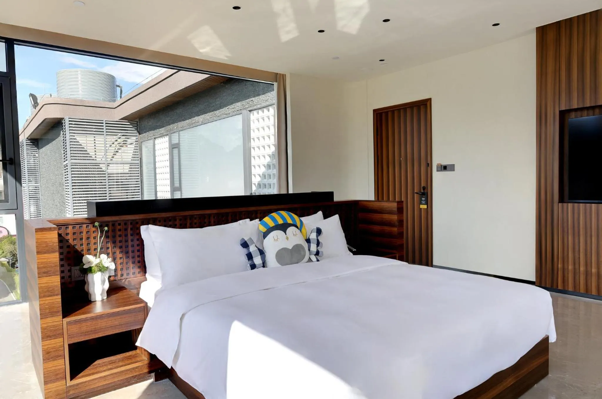 Photo of the whole room, Bed in voco Guilin Yangshuo