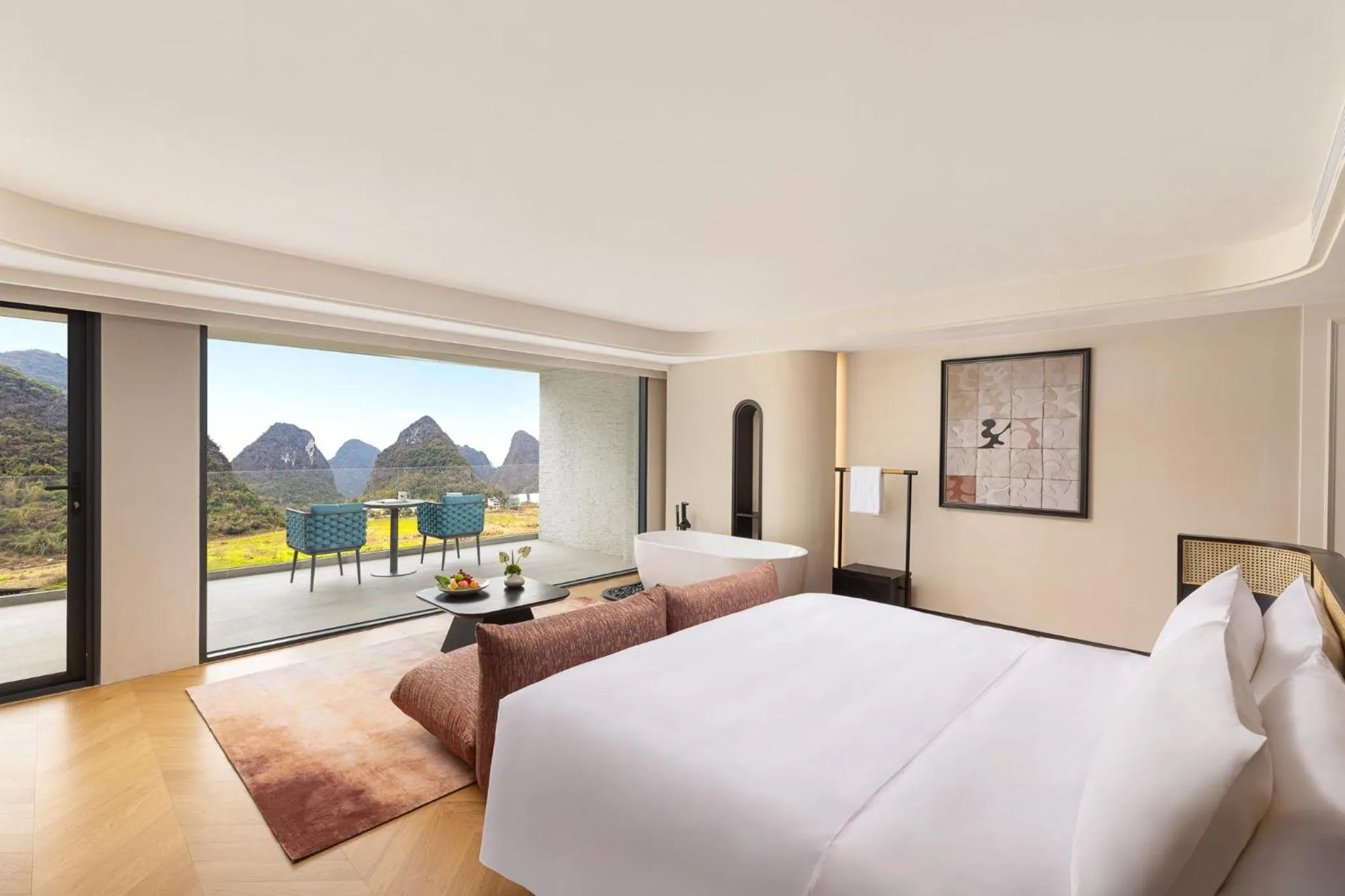 Photo of the whole room, Bed in voco Guilin Yangshuo