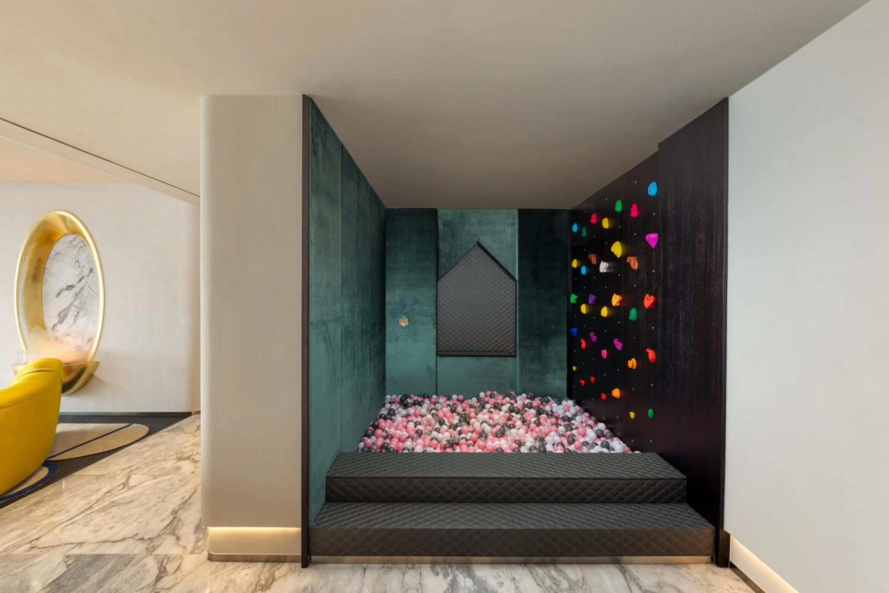 Photo of the whole room, Bed in voco Guilin Yangshuo