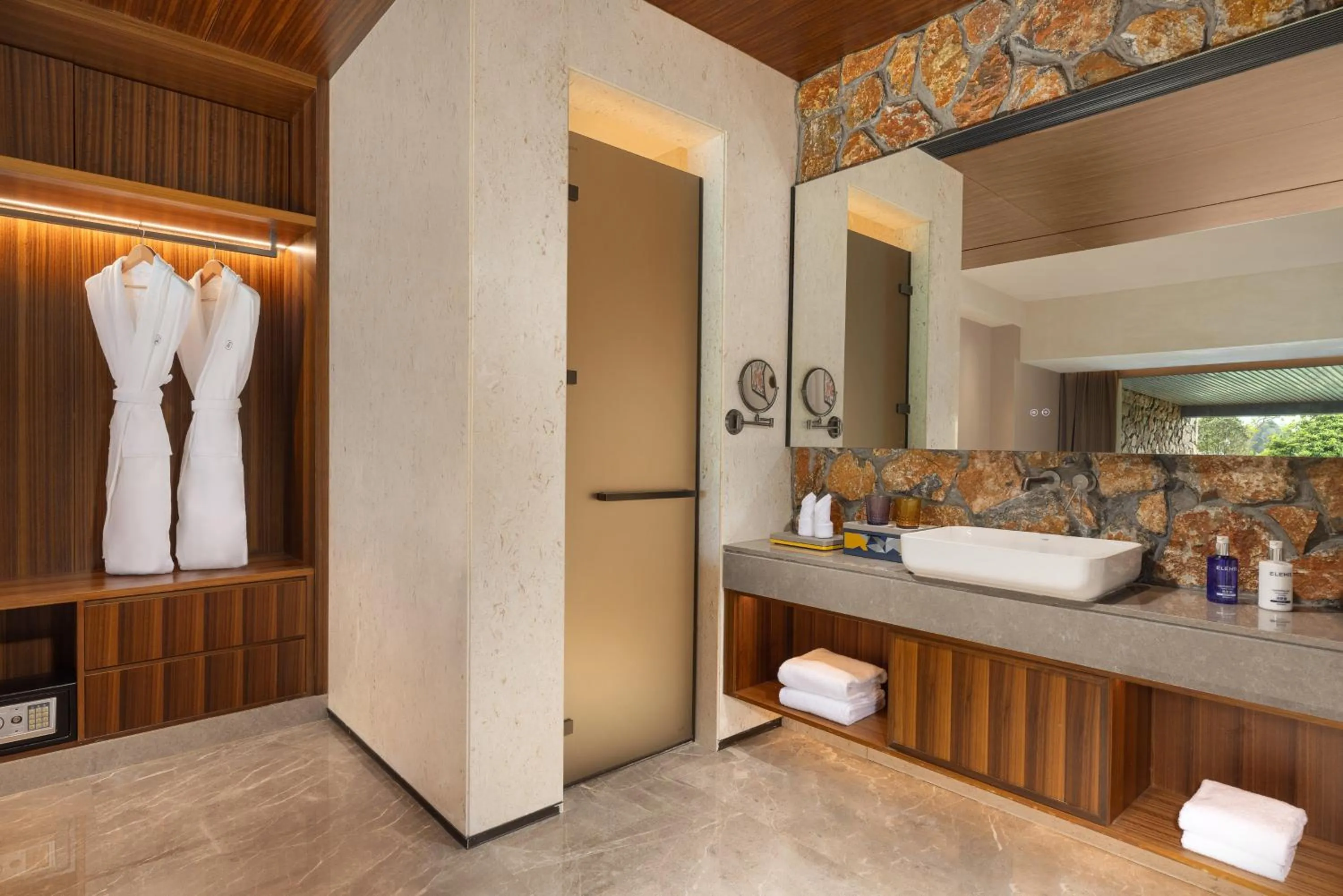 Photo of the whole room in voco Guilin Yangshuo