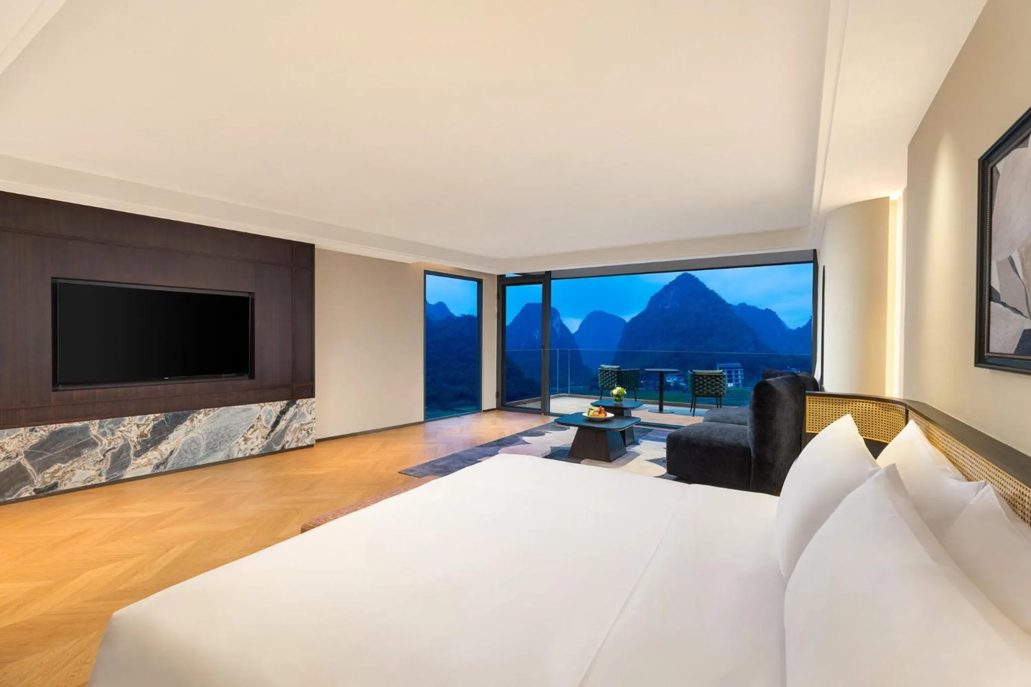 Photo of the whole room, Bed in voco Guilin Yangshuo