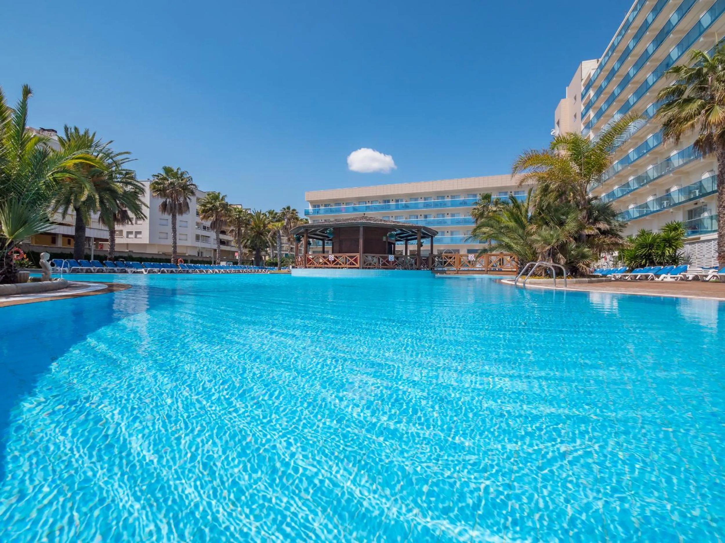 Swimming pool in Golden Taurus Aquapark Resort