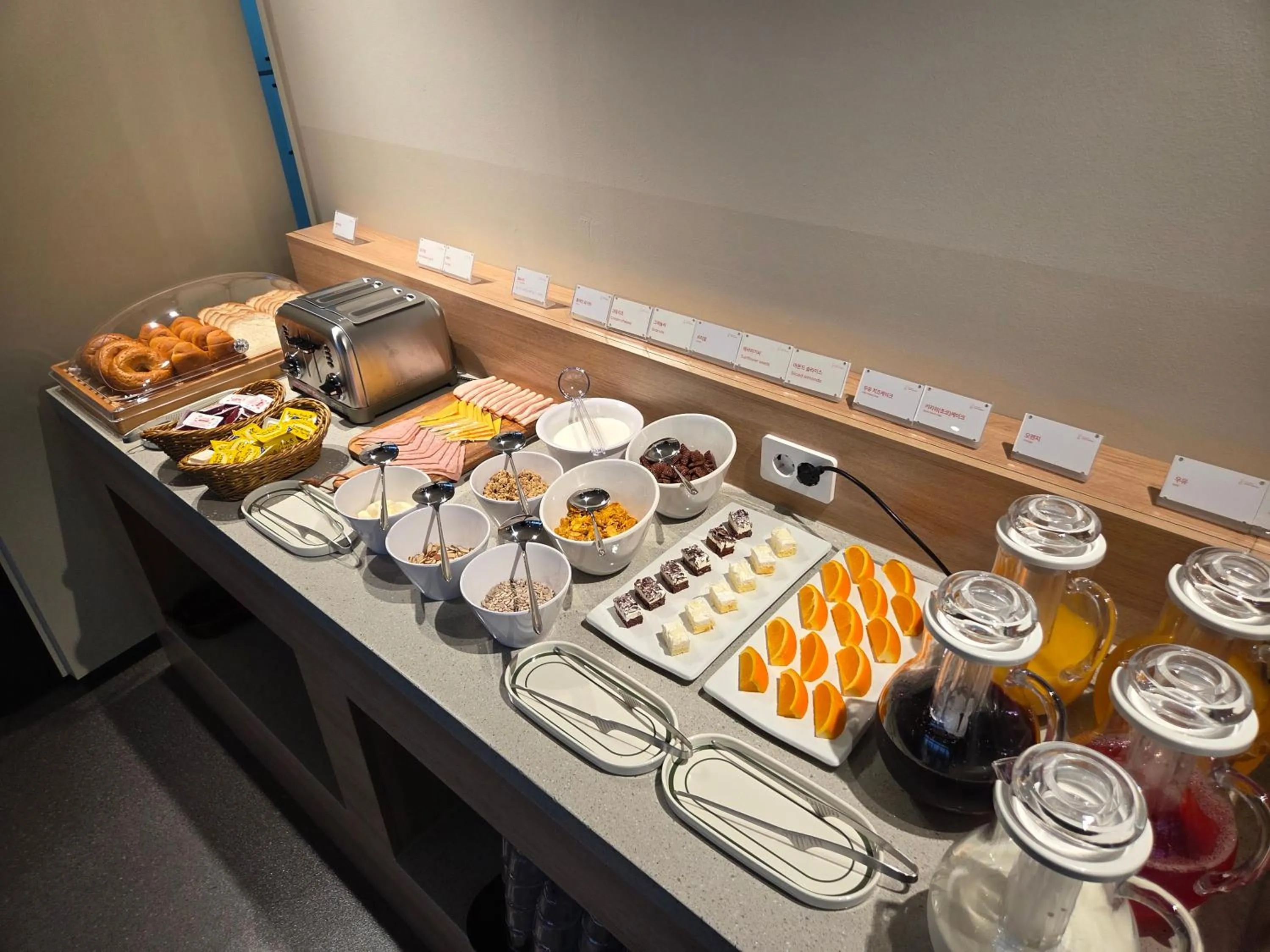 Food and drinks in DIAMER Hotel Sokcho by AankStay