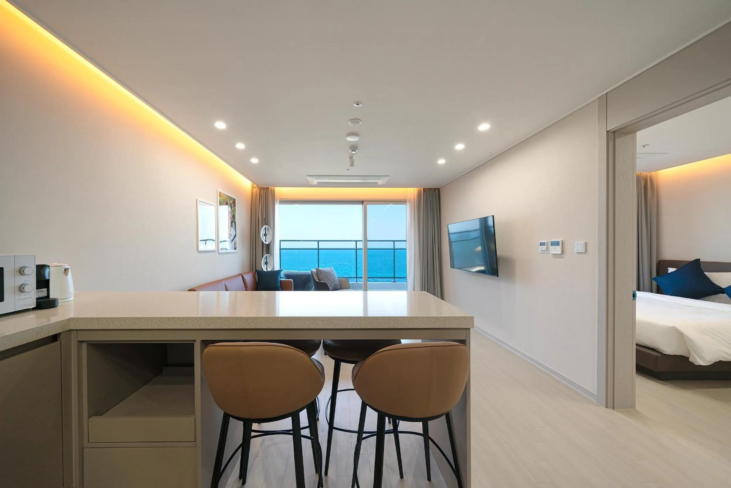 Dining area, Bed in DIAMER Hotel Sokcho by AankStay