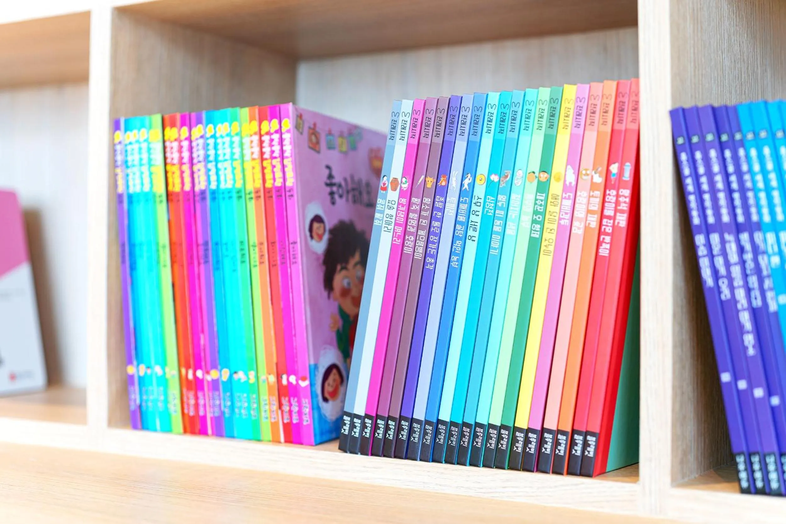 Library in DIAMER Hotel Sokcho by AankStay