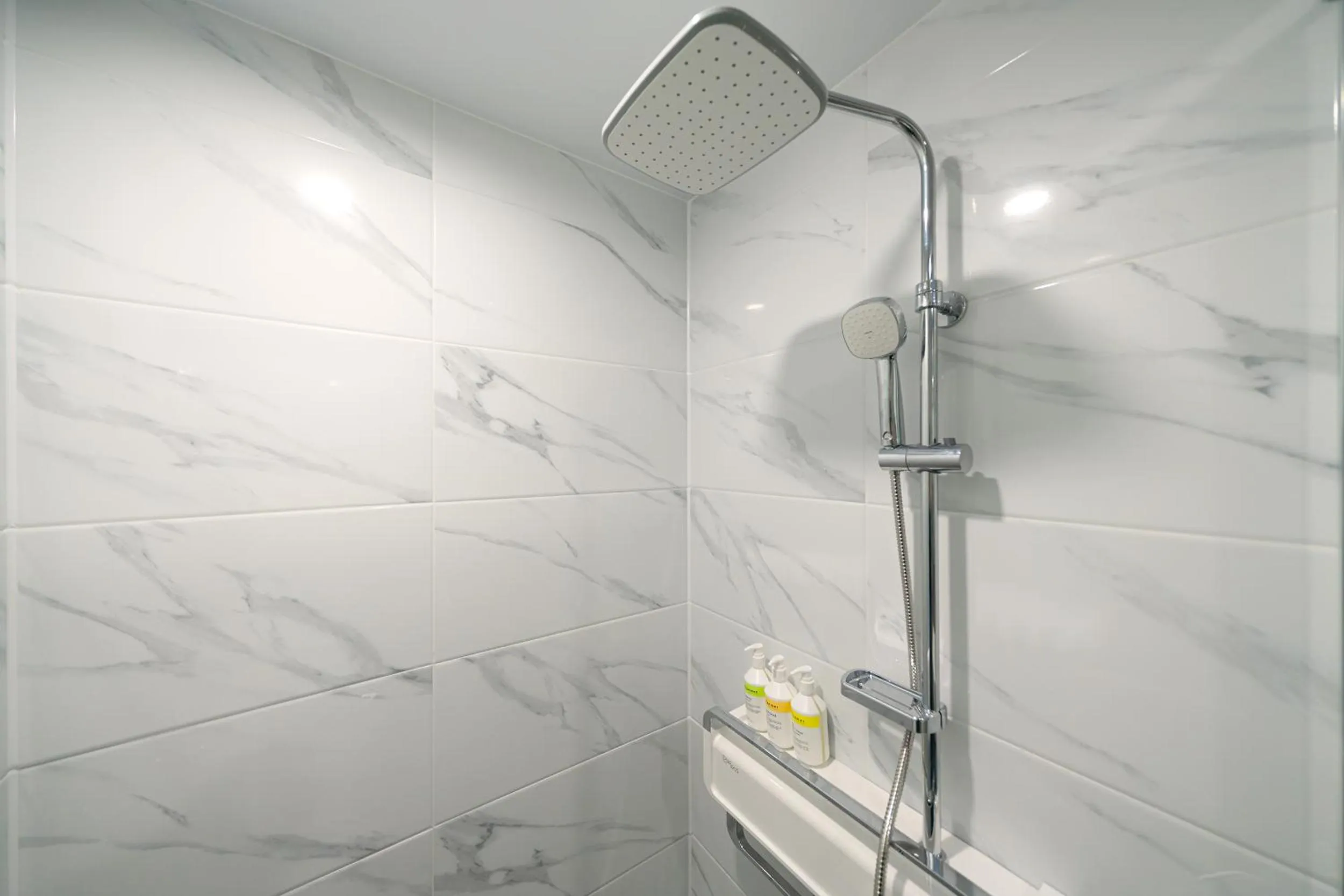 Shower in DIAMER Hotel Sokcho by AankStay