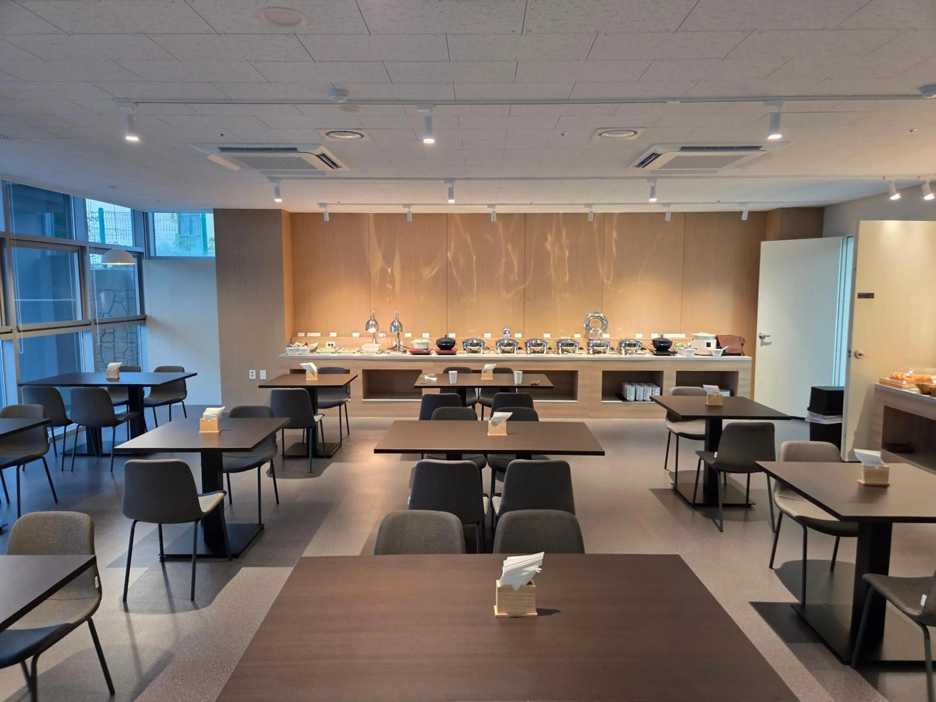 Restaurant/places to eat in DIAMER Hotel Sokcho by AankStay