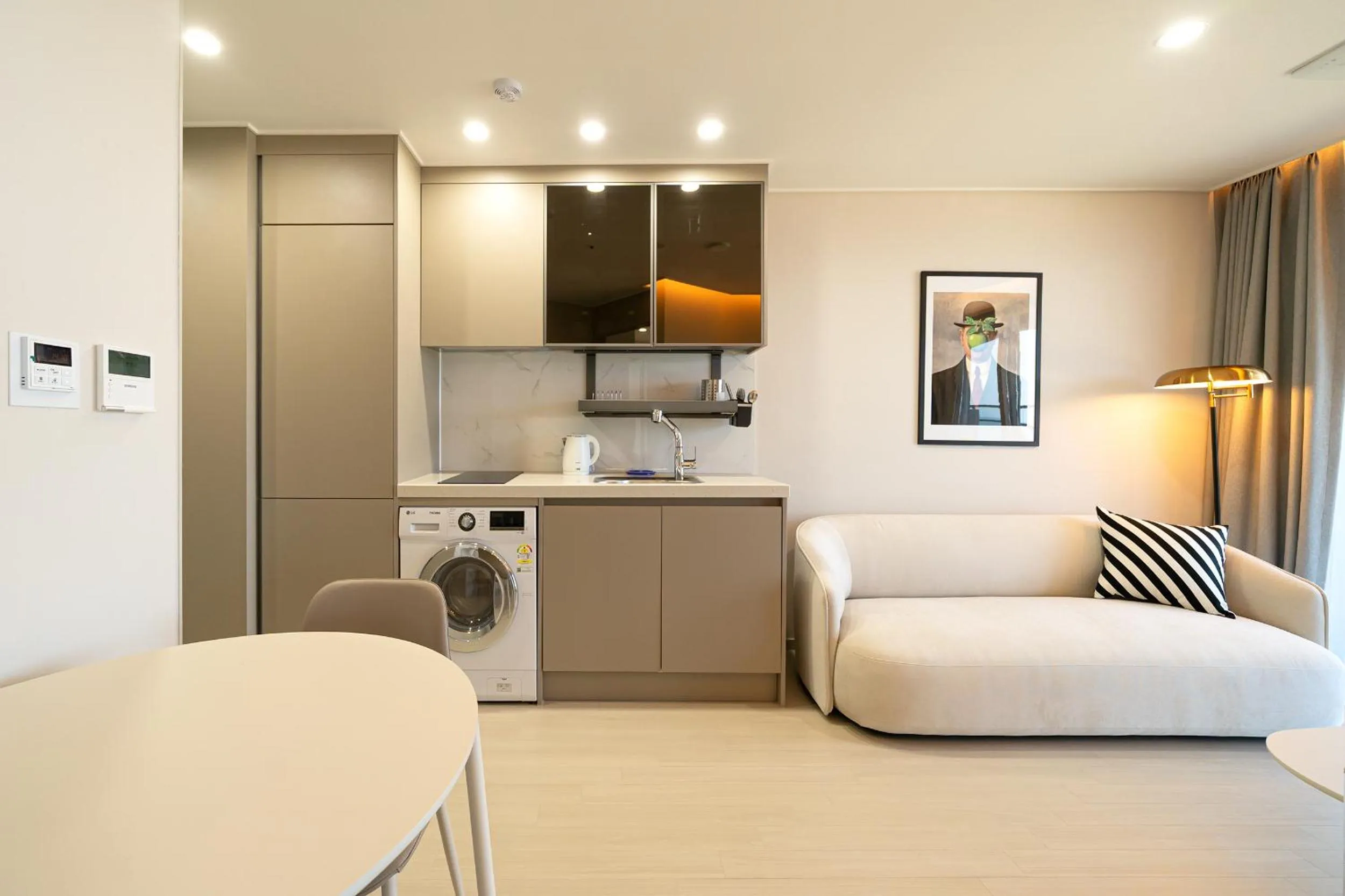 Living room in DIAMER Hotel Sokcho by AankStay