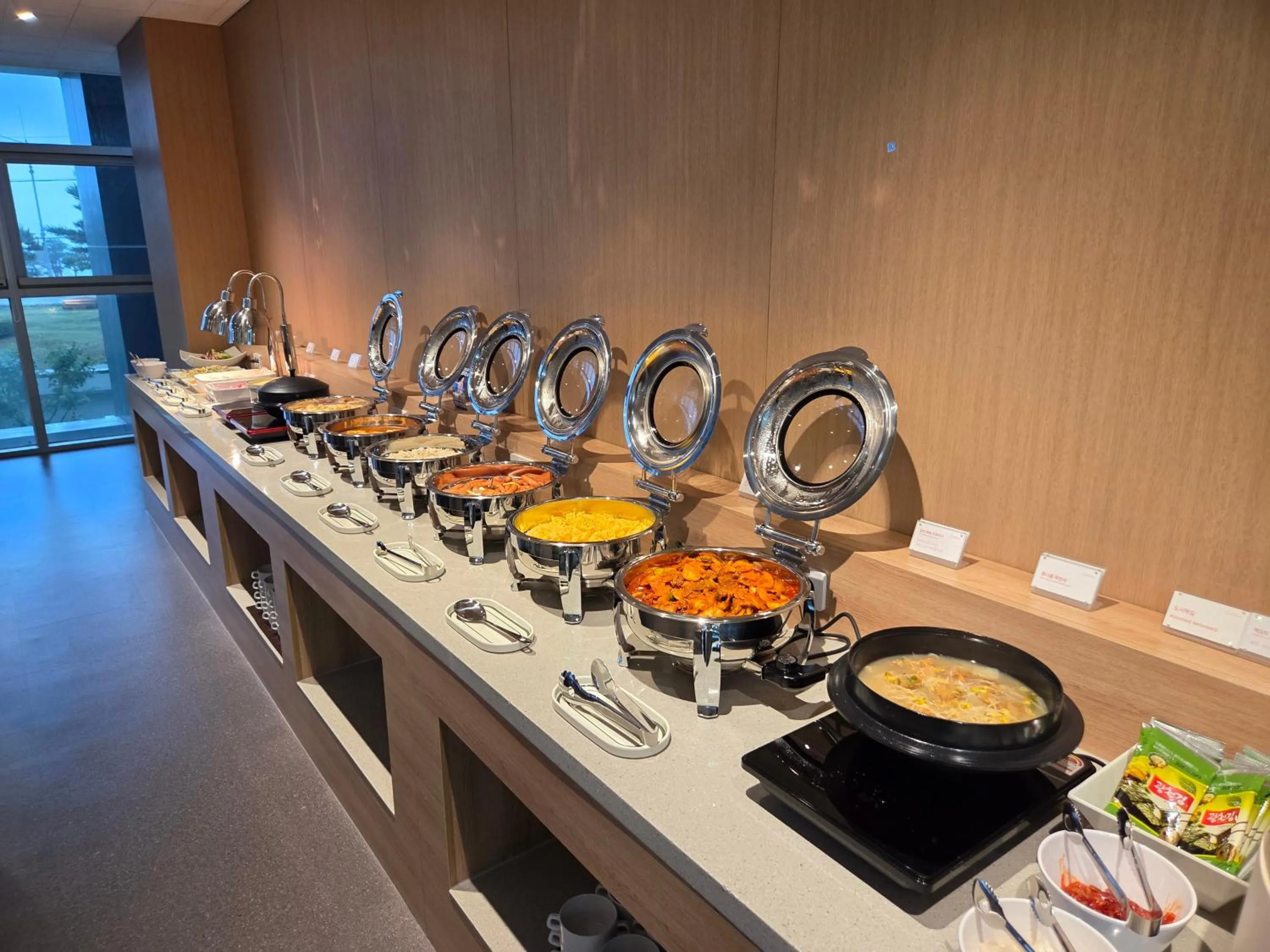 Food and drinks in DIAMER Hotel Sokcho by AankStay