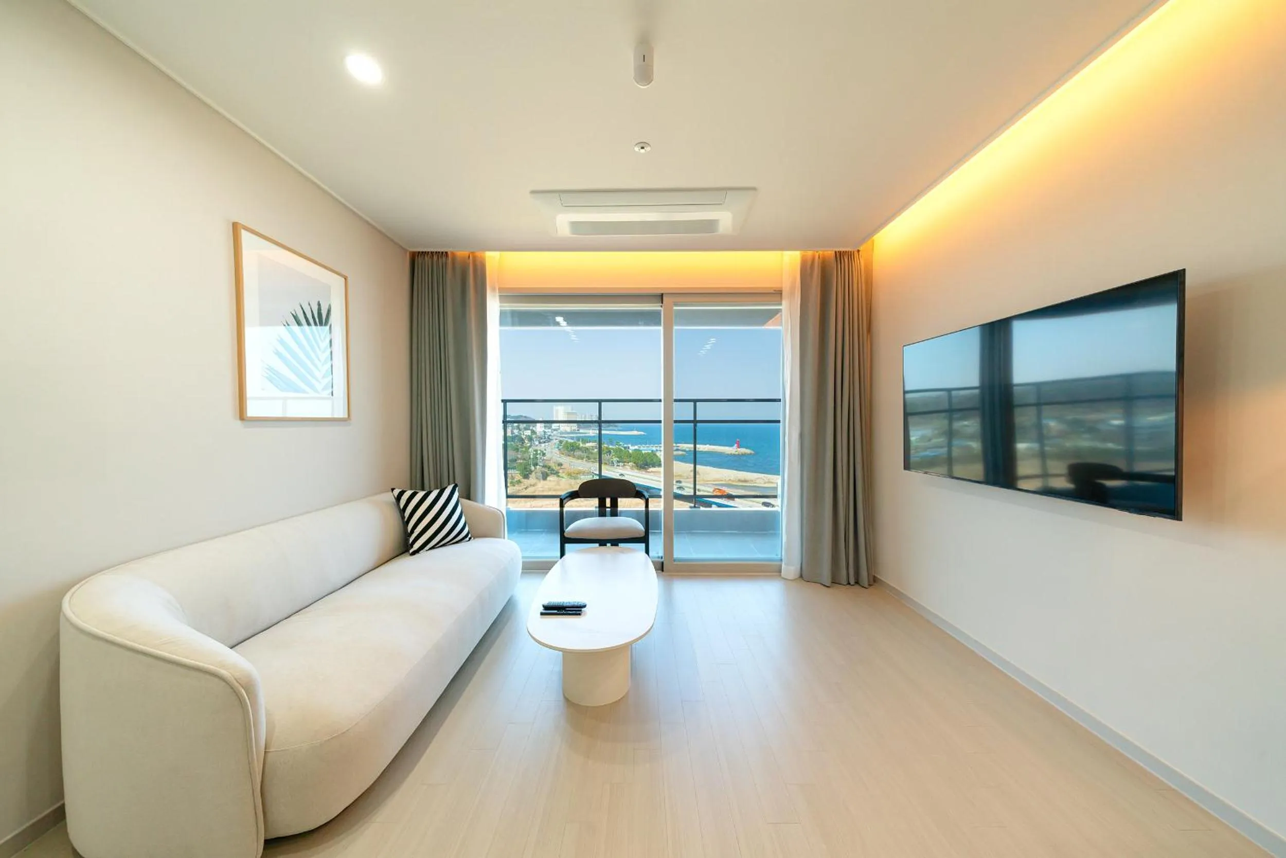 Living room in DIAMER Hotel Sokcho by AankStay