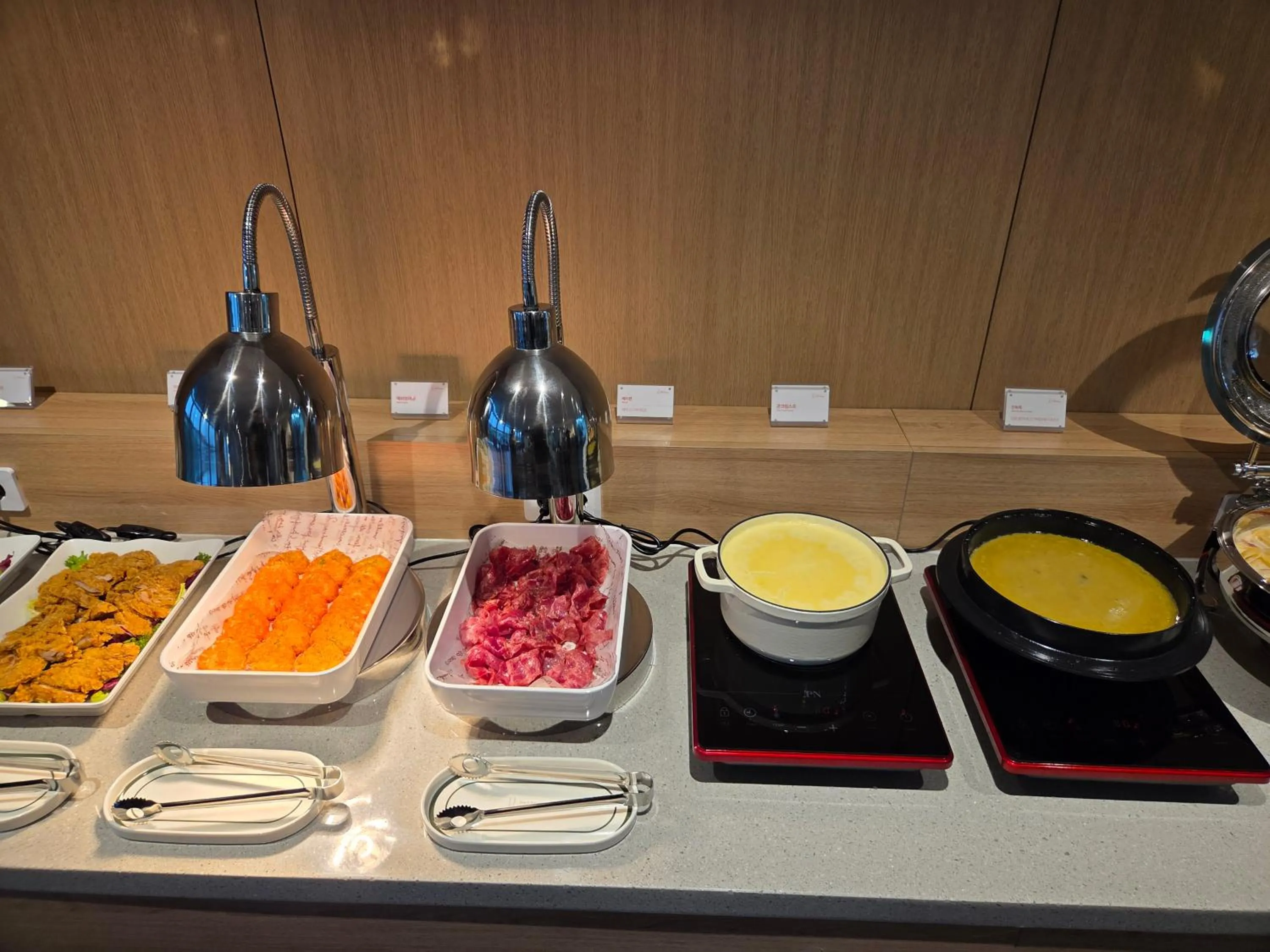 Food and drinks in DIAMER Hotel Sokcho by AankStay