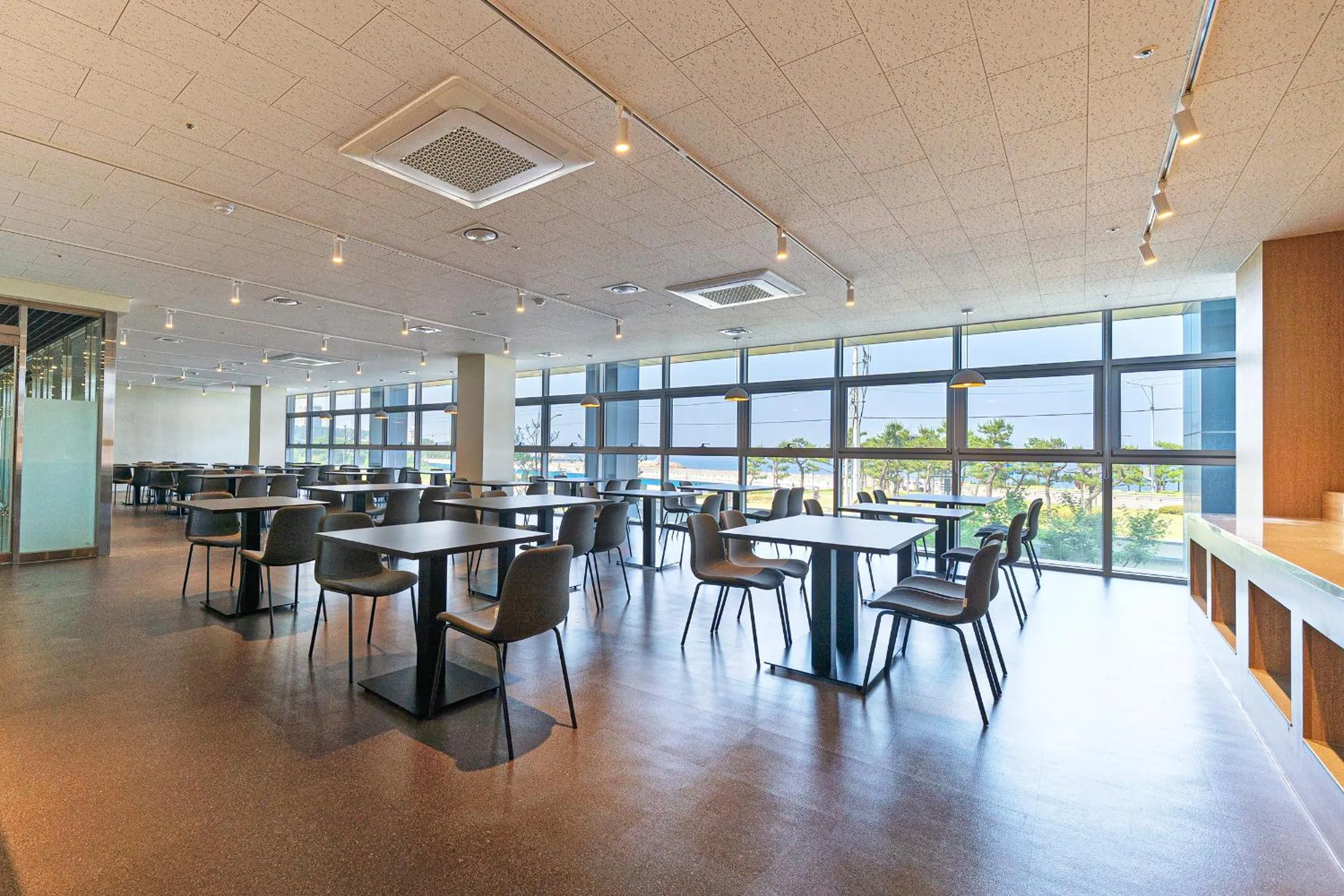 Restaurant/places to eat in DIAMER Hotel Sokcho by AankStay