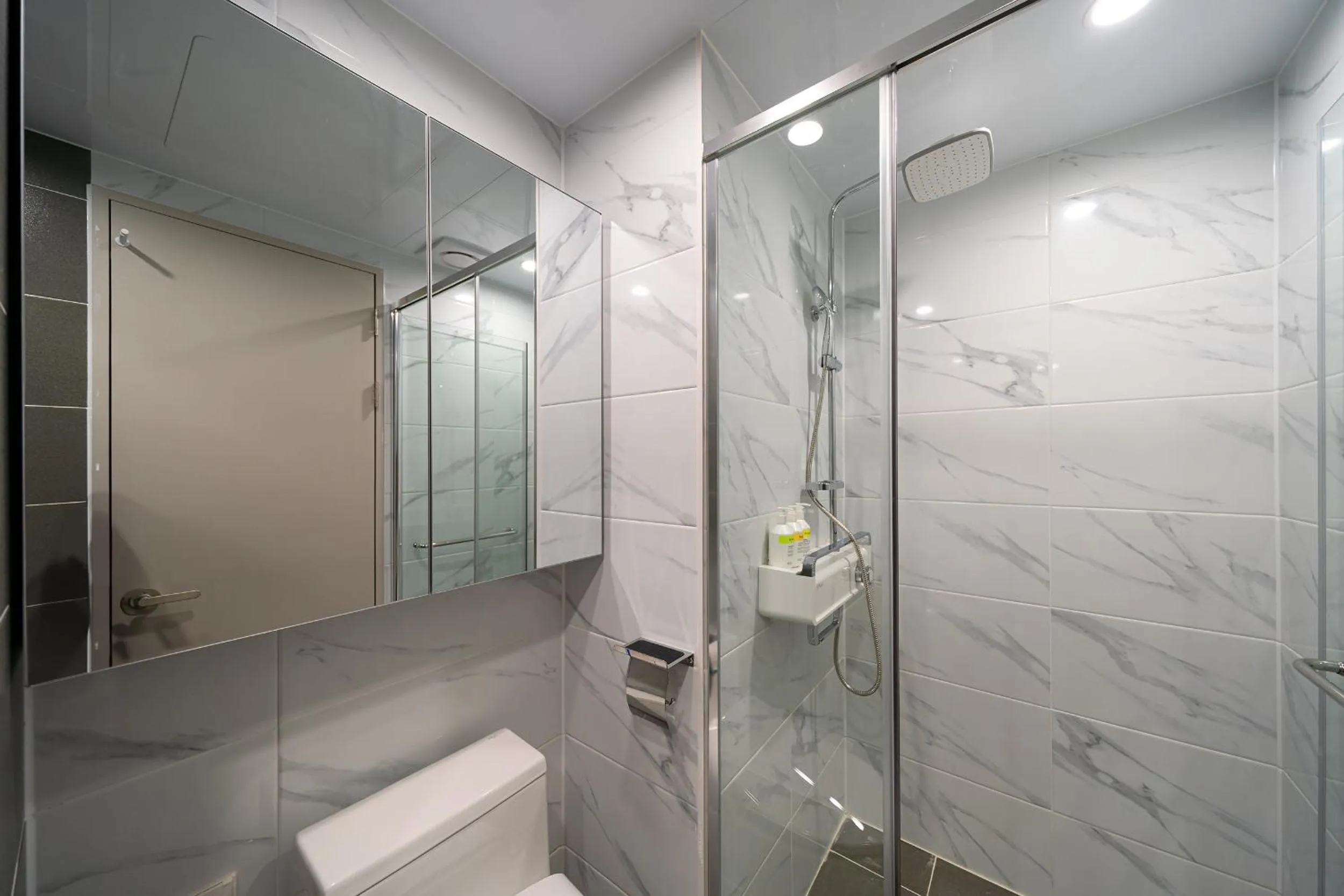 Shower in DIAMER Hotel Sokcho by AankStay