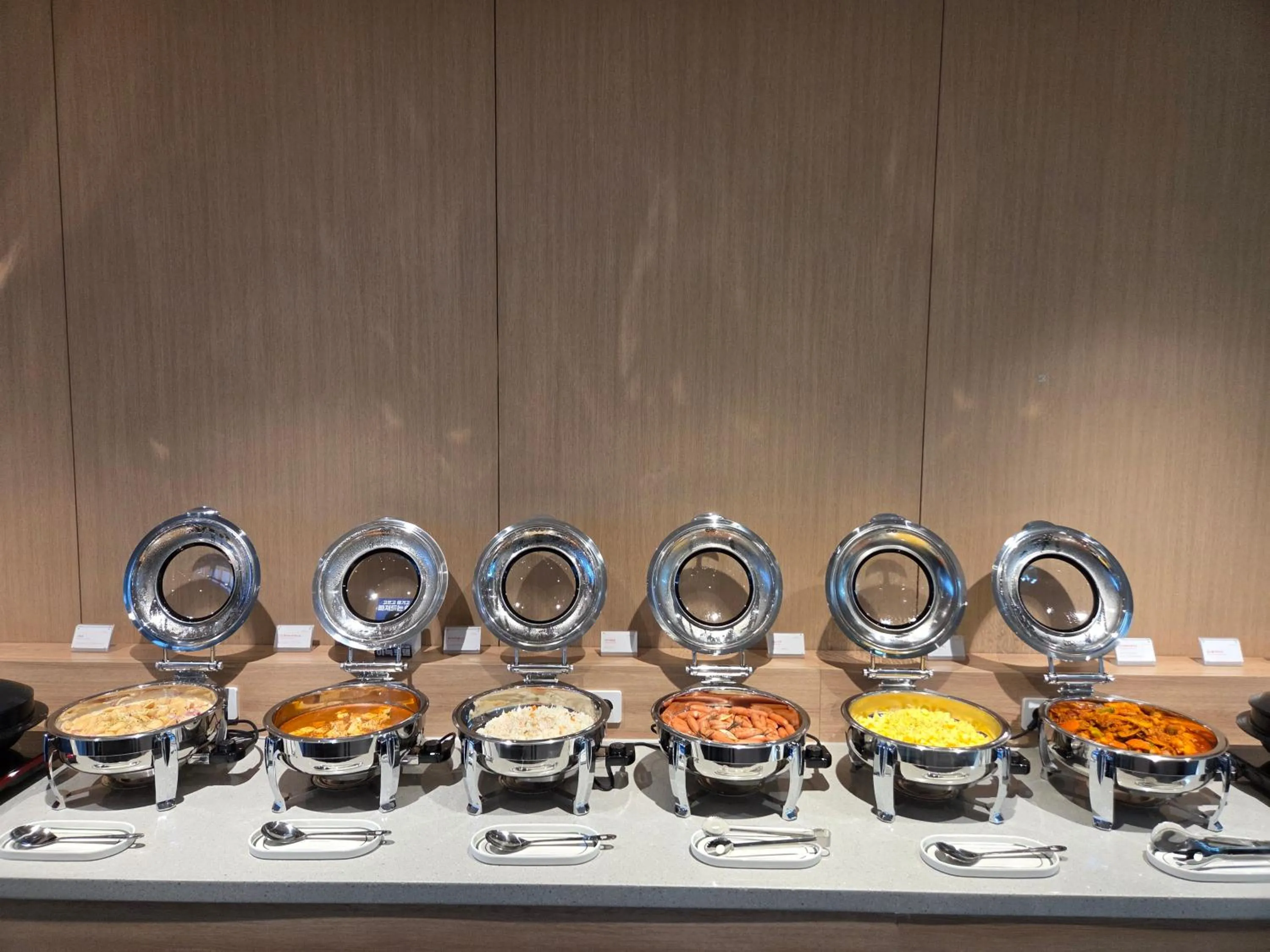 Food and drinks in DIAMER Hotel Sokcho by AankStay