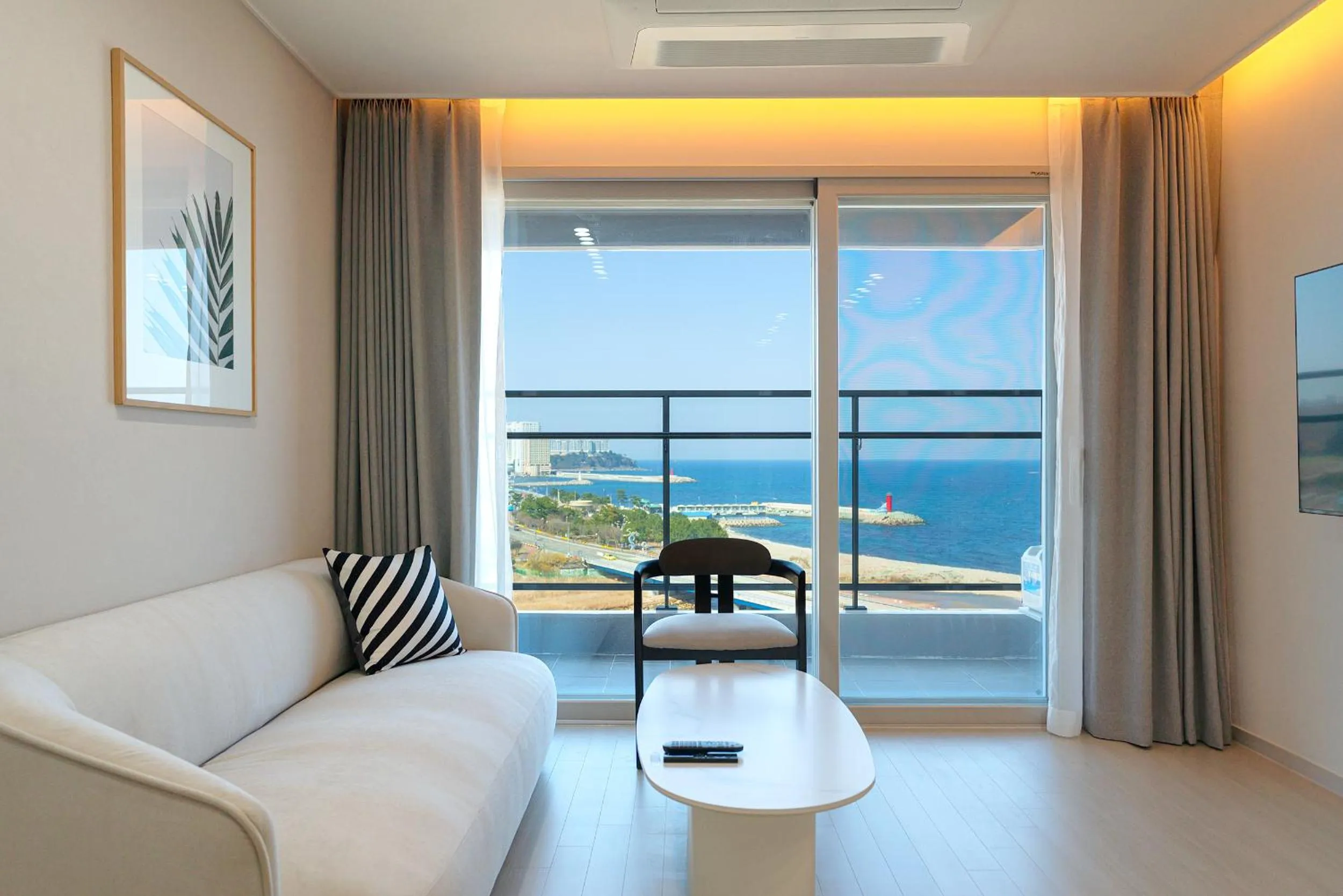 Living room in DIAMER Hotel Sokcho by AankStay