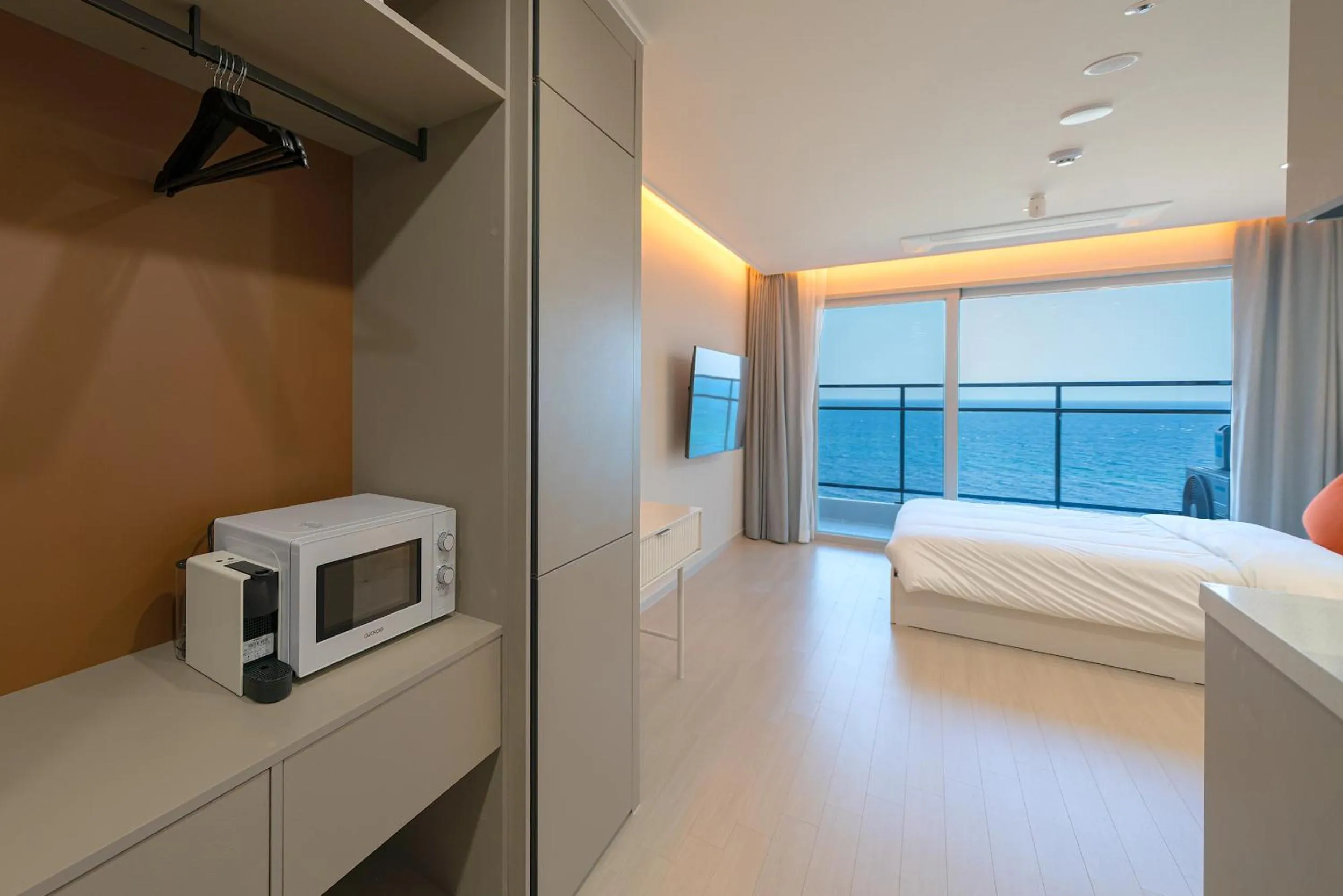 Photo of the whole room, Bed in DIAMER Hotel Sokcho by AankStay