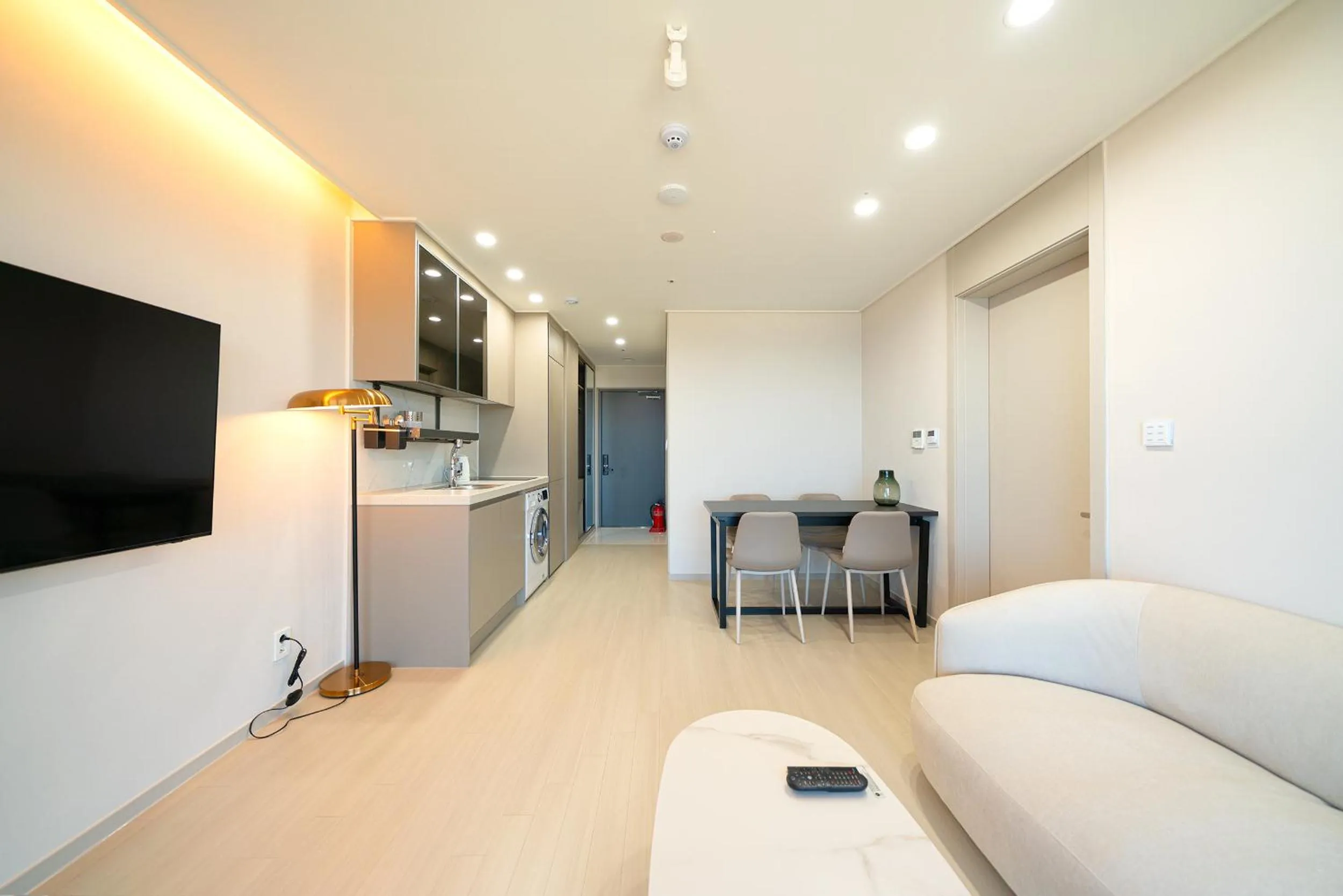 Living room in DIAMER Hotel Sokcho by AankStay