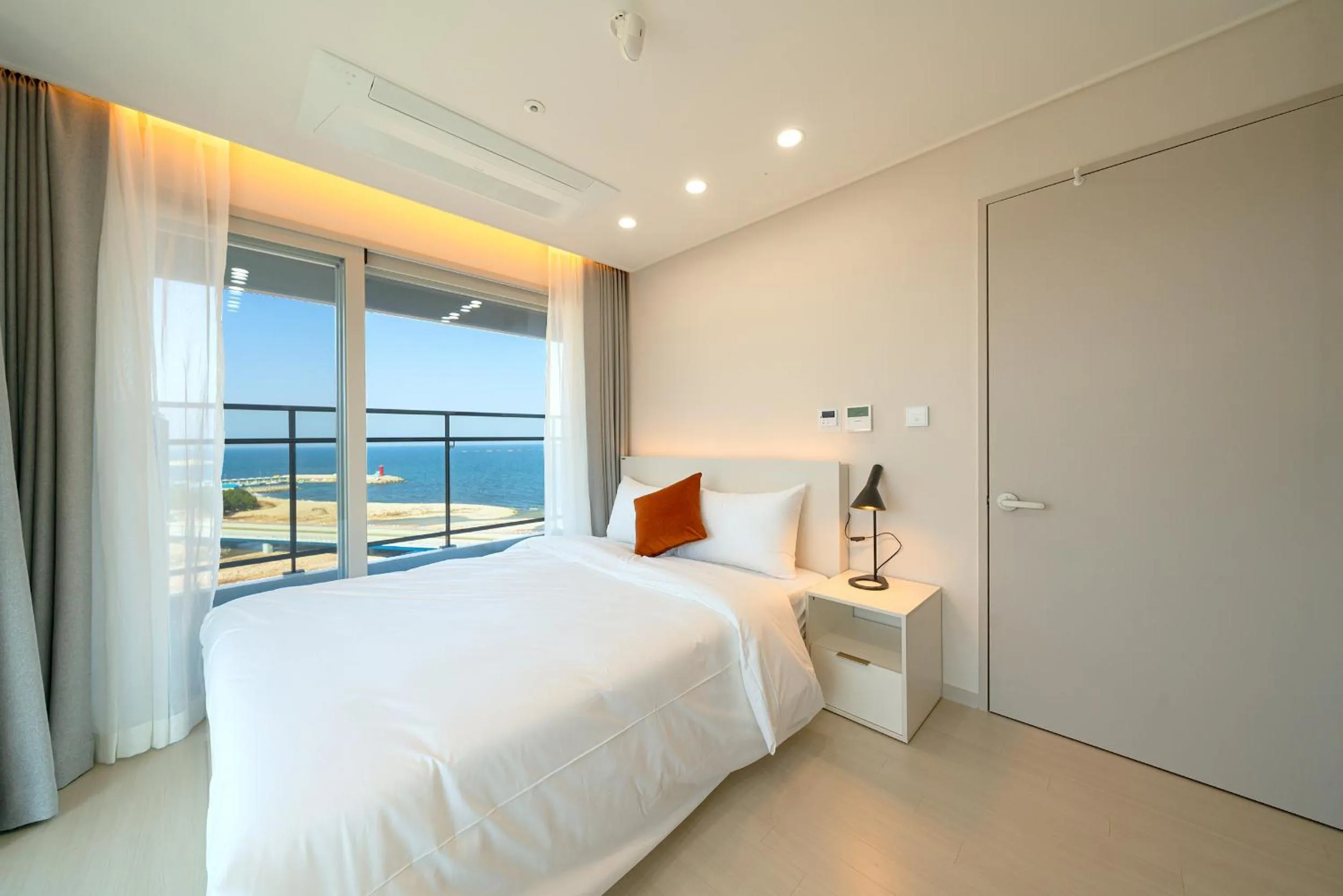 Bedroom, Bed in DIAMER Hotel Sokcho by AankStay