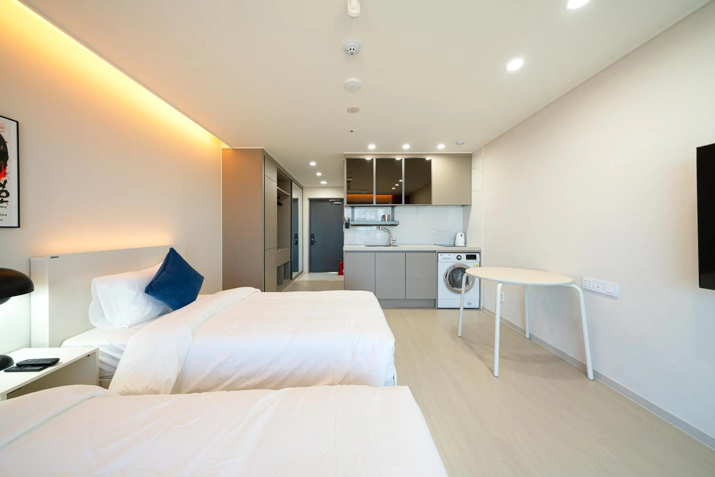 Kitchen or kitchenette, Bed in DIAMER Hotel Sokcho by AankStay