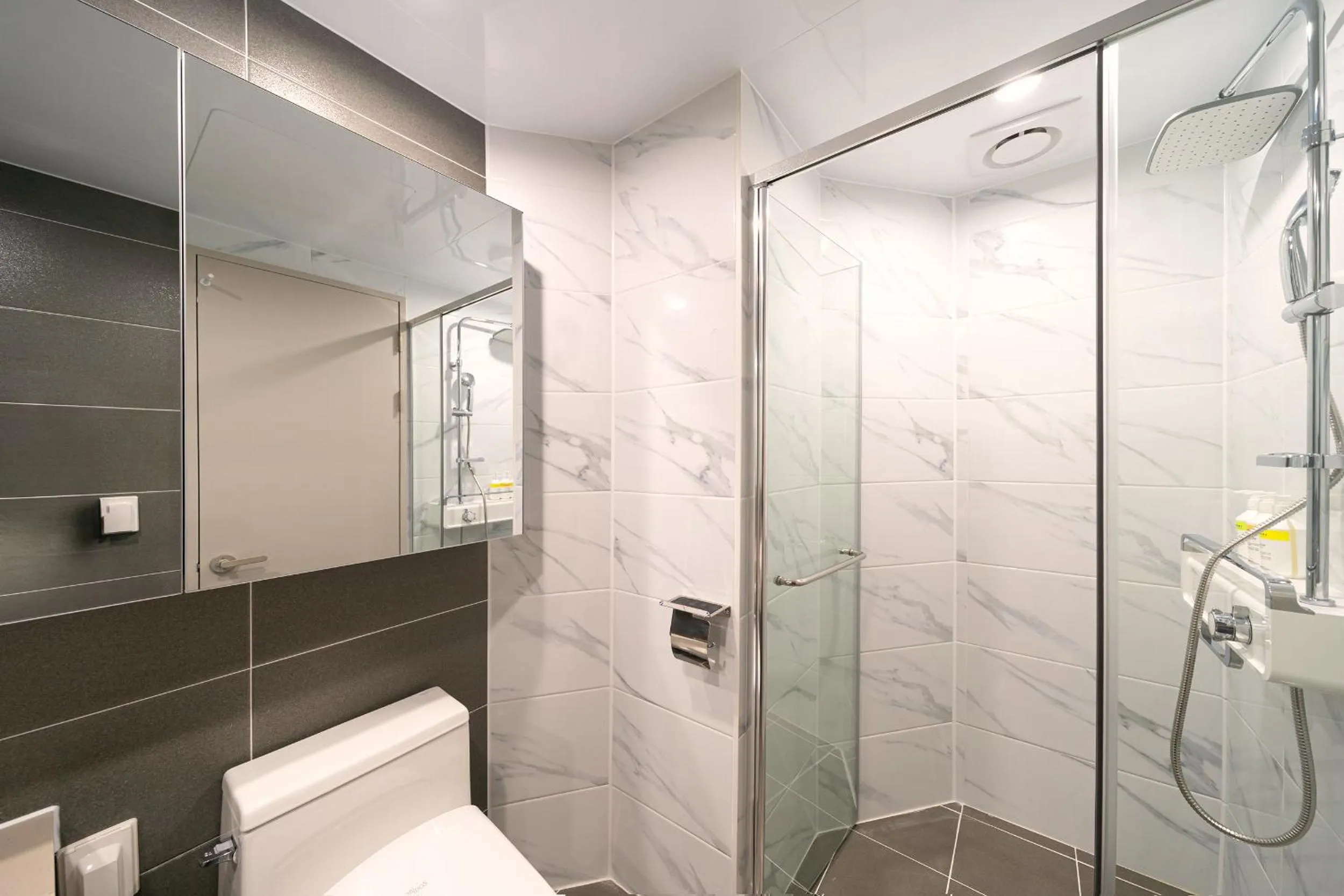 Toilet in DIAMER Hotel Sokcho by AankStay