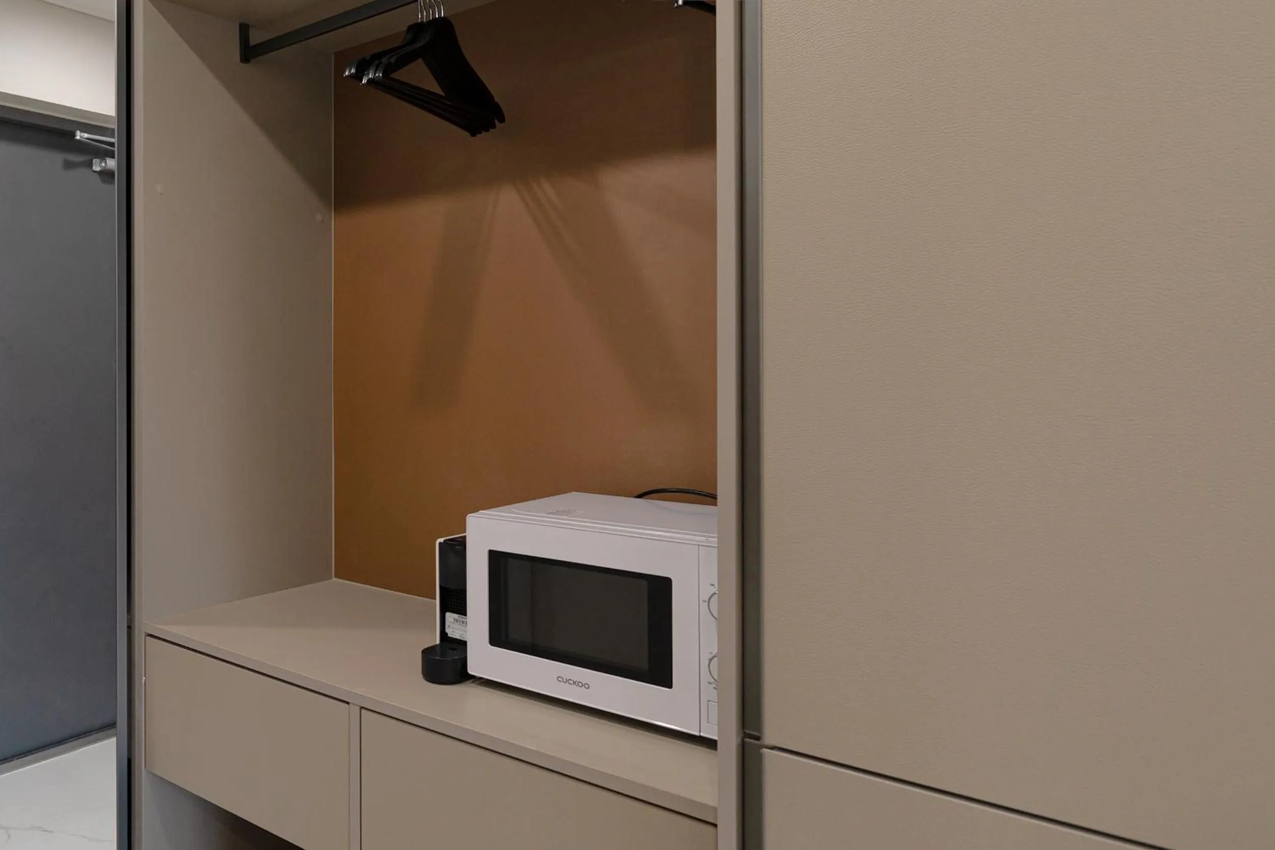 microwave in DIAMER Hotel Sokcho by AankStay