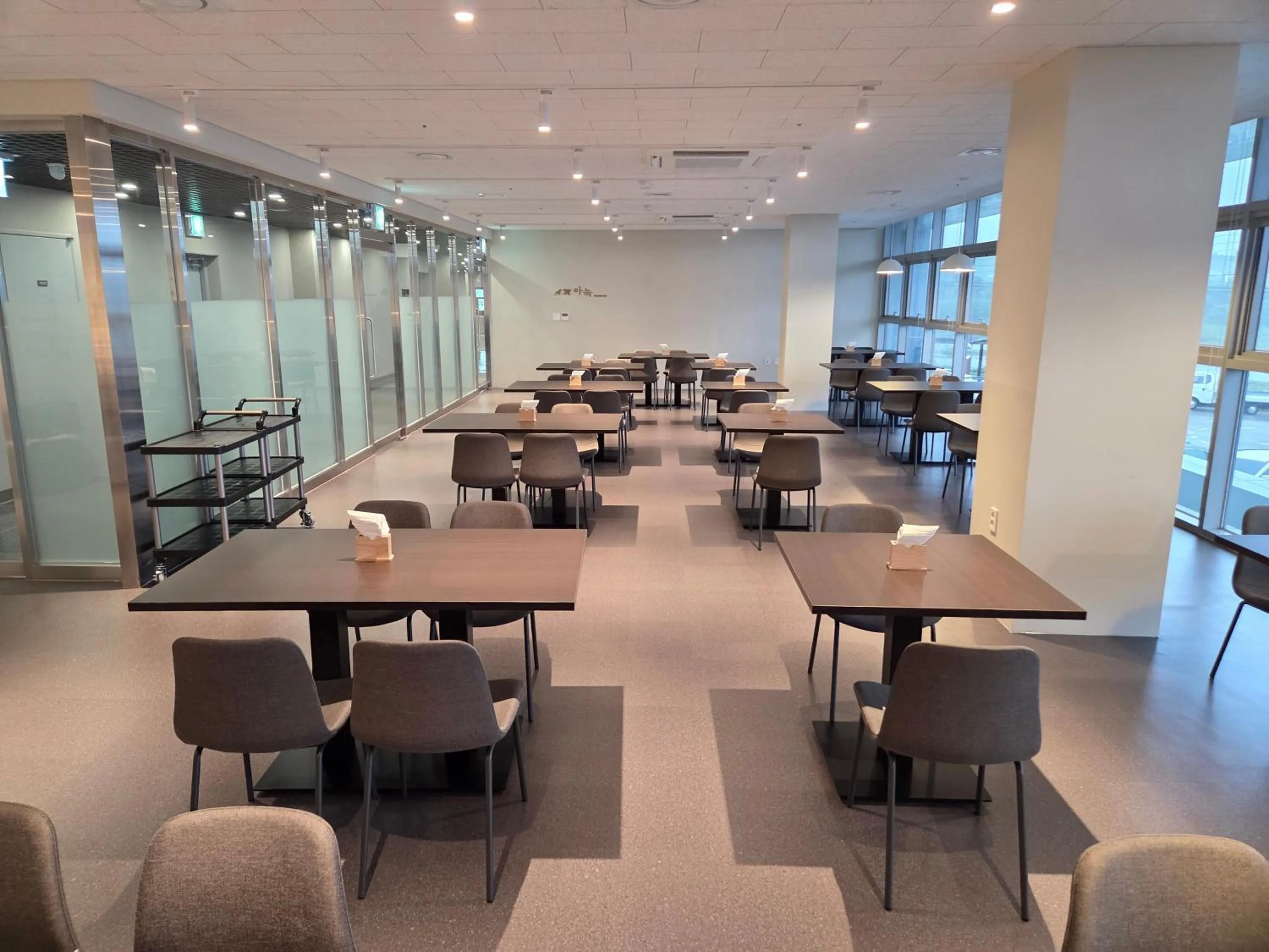 Restaurant/places to eat in DIAMER Hotel Sokcho by AankStay