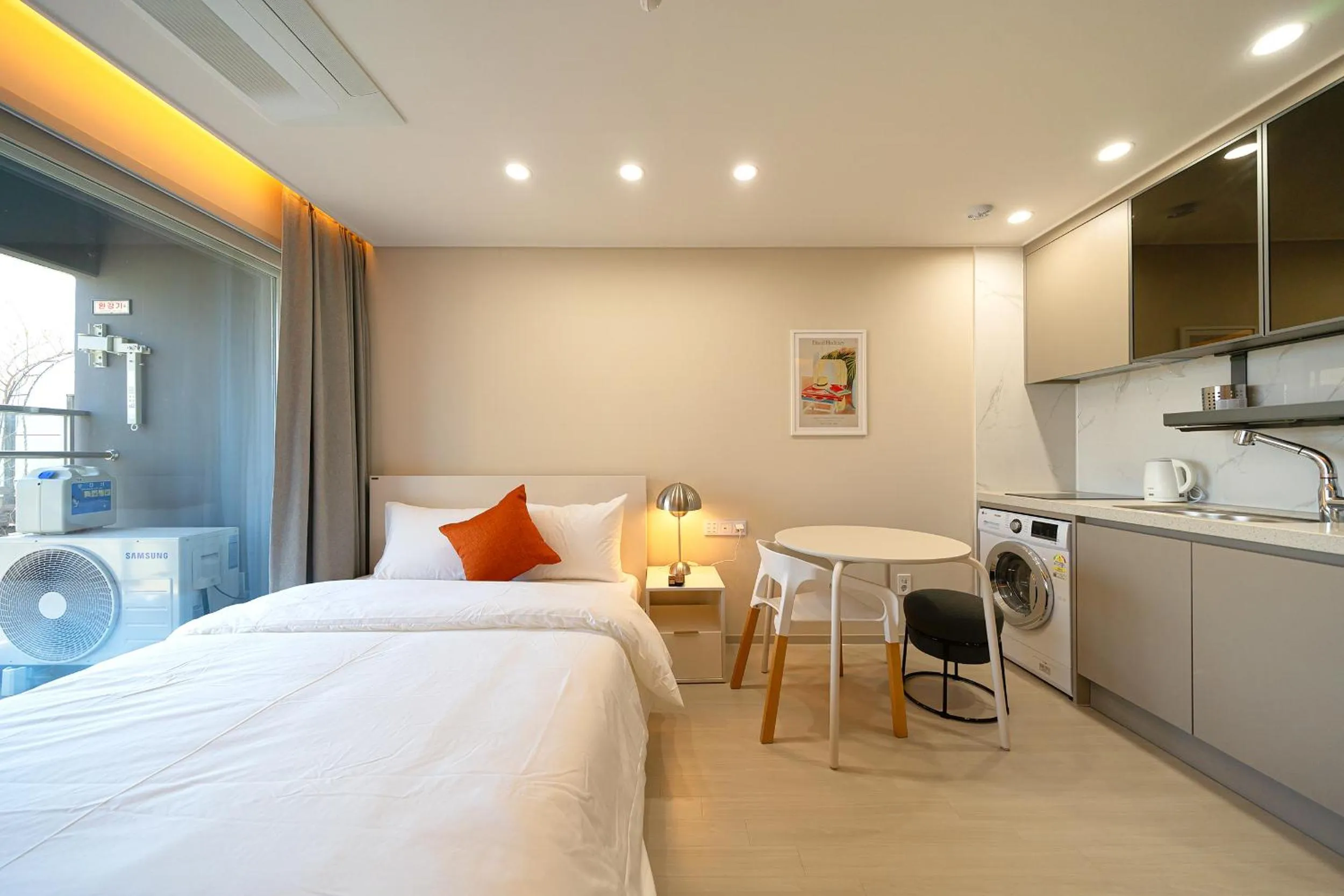 Kitchen or kitchenette, Bed in DIAMER Hotel Sokcho by AankStay