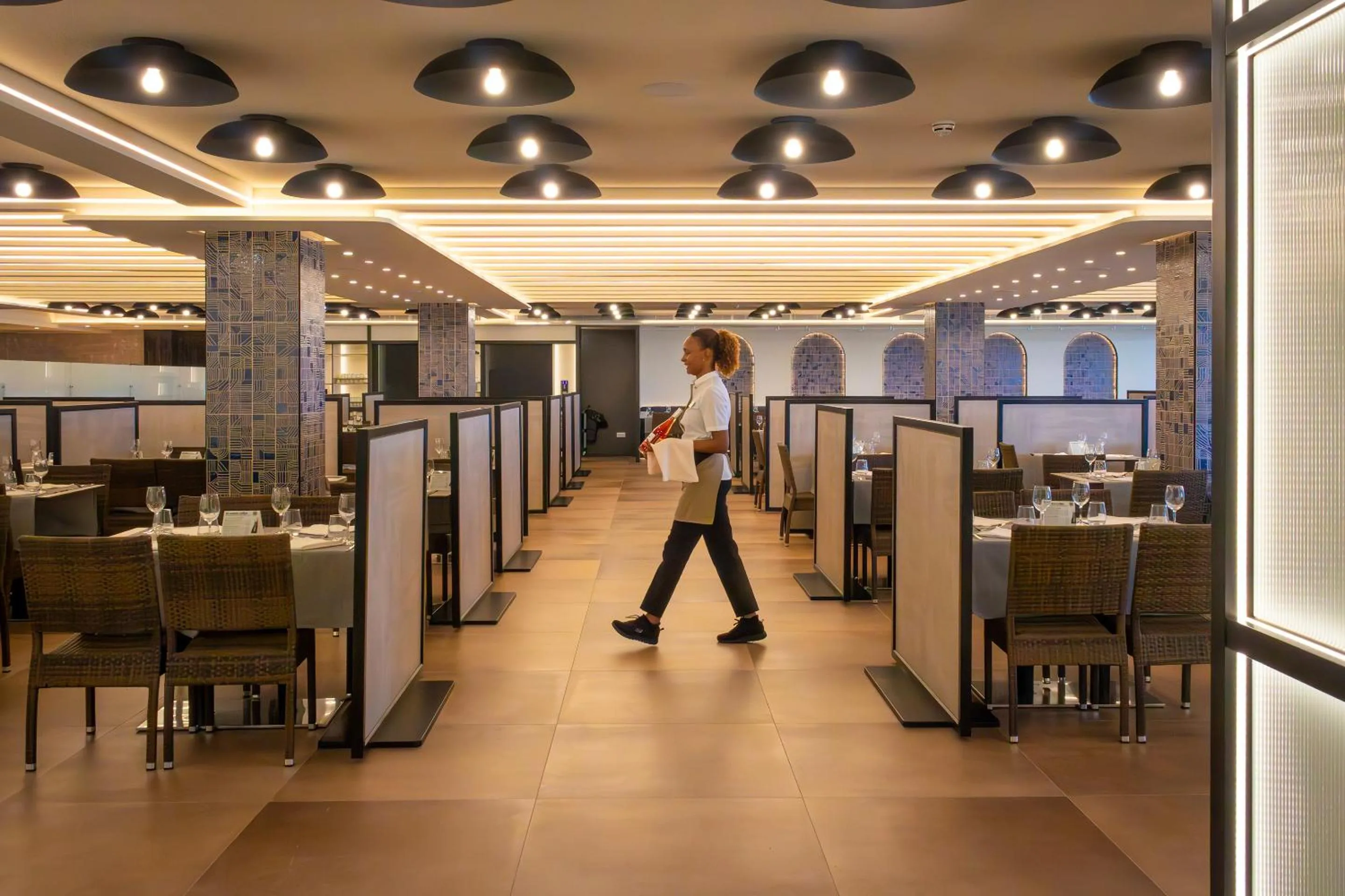 Restaurant/places to eat in Golden Donaire Beach