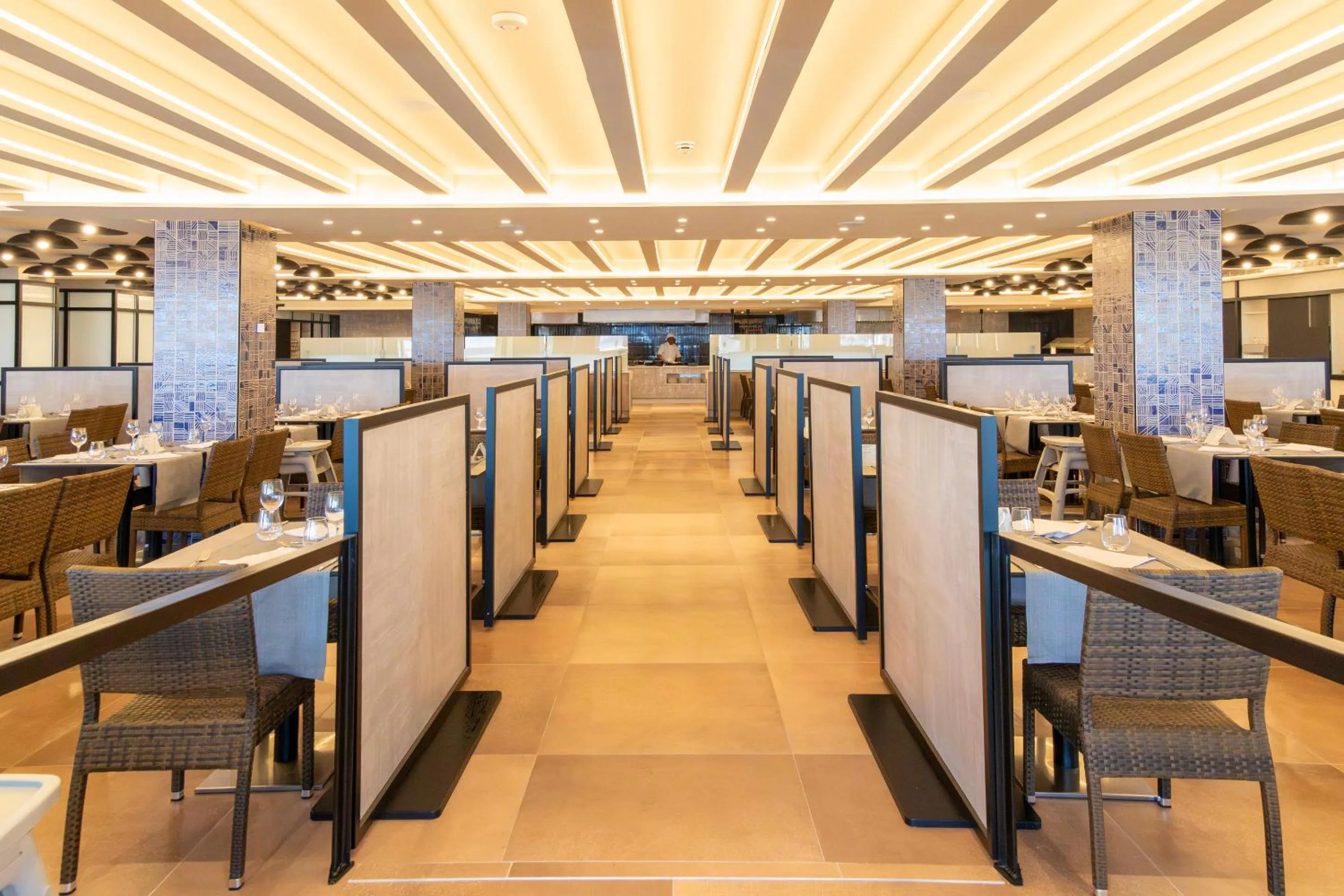 Restaurant/places to eat in Golden Donaire Beach