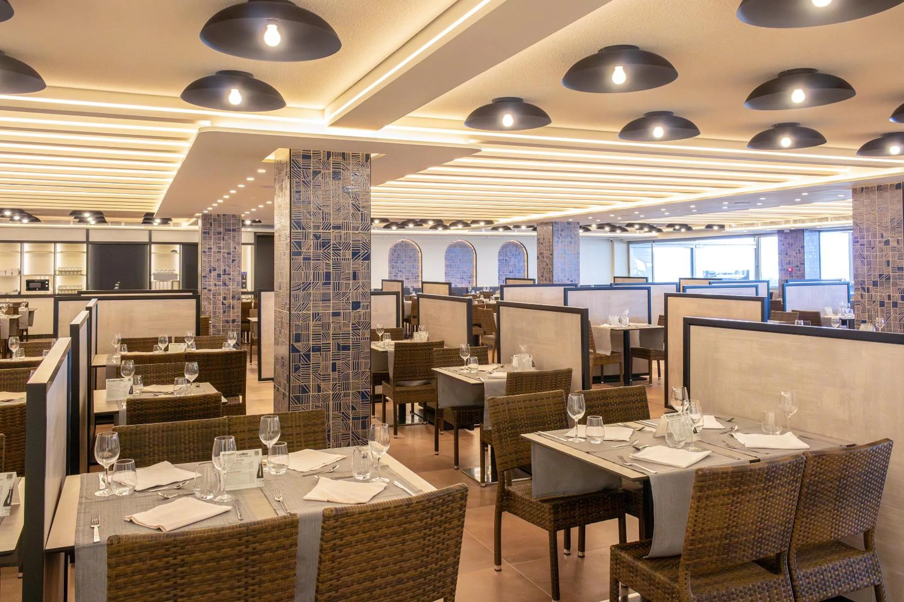 Restaurant/places to eat in Golden Donaire Beach